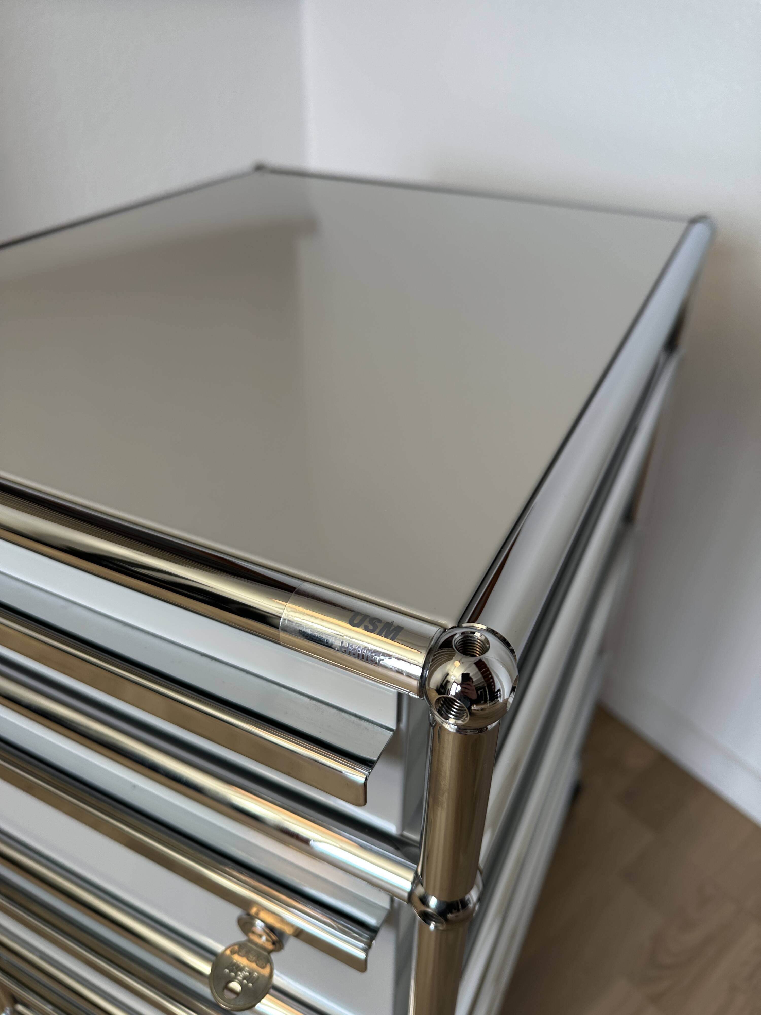 USM Haller wheeled caisson in light grey