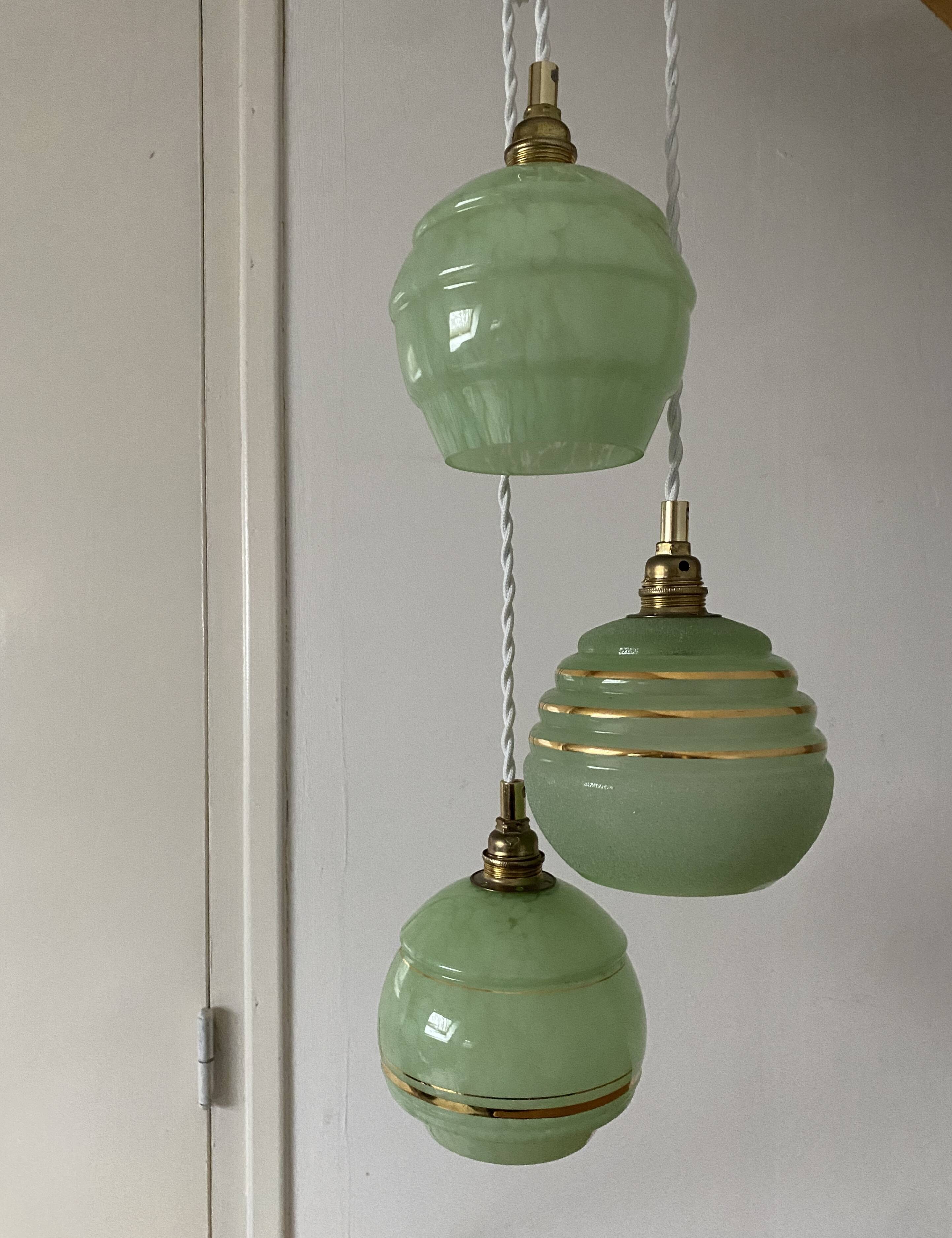 Suspension triple globes vintage art déco en verre vert et doré