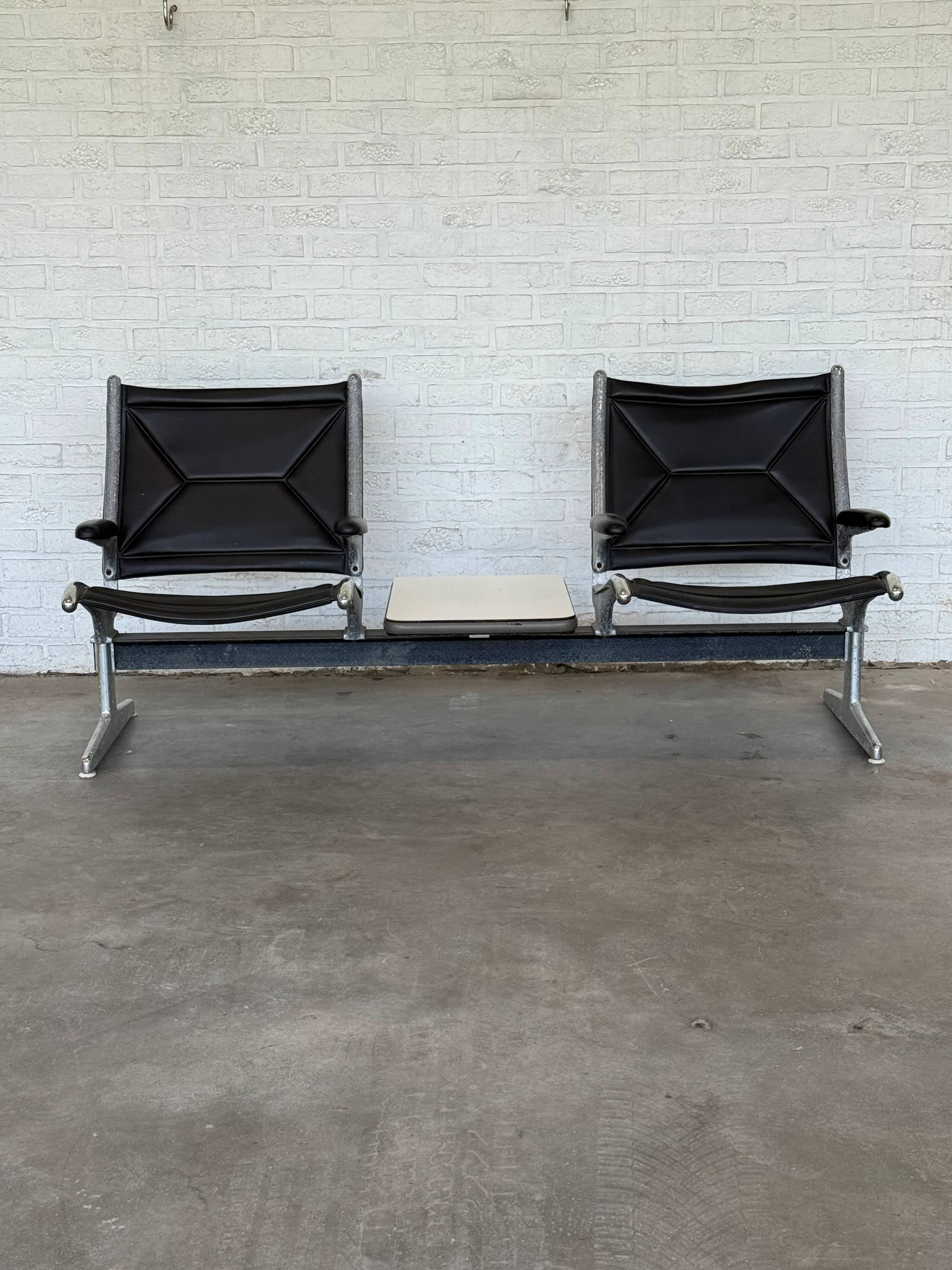 Vintage Eames airport lounge chair – 2 seats with integrated table