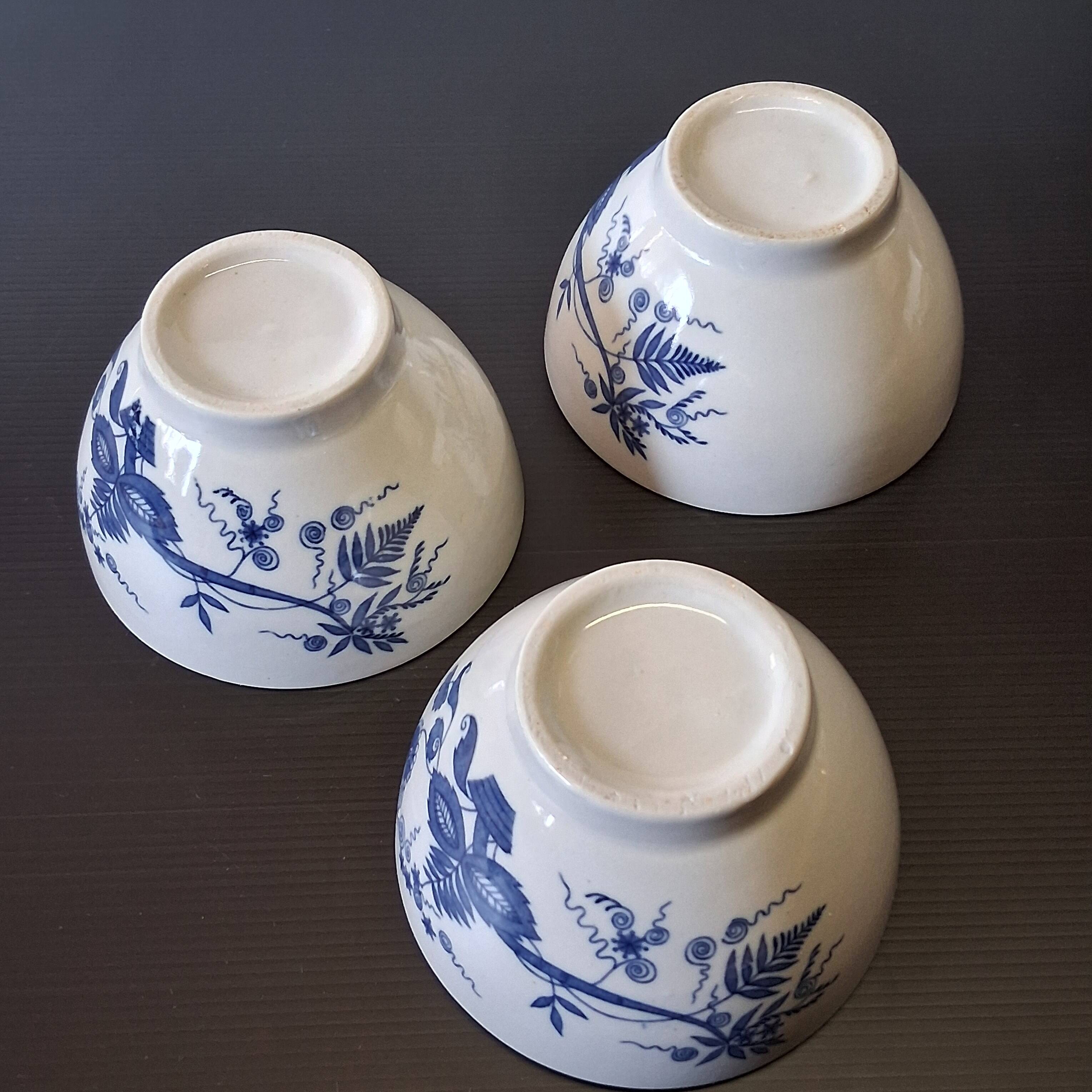 3 ceramic bowls in very good condition with a blue floral design.