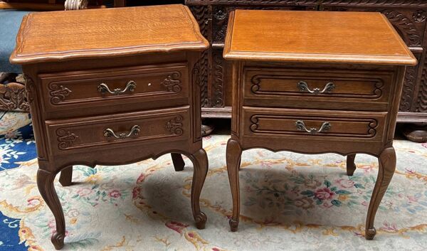 Ensemble de deux tables de nuit sur cabriolets.