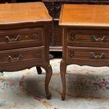 Ensemble de deux tables de nuit sur cabriolets.