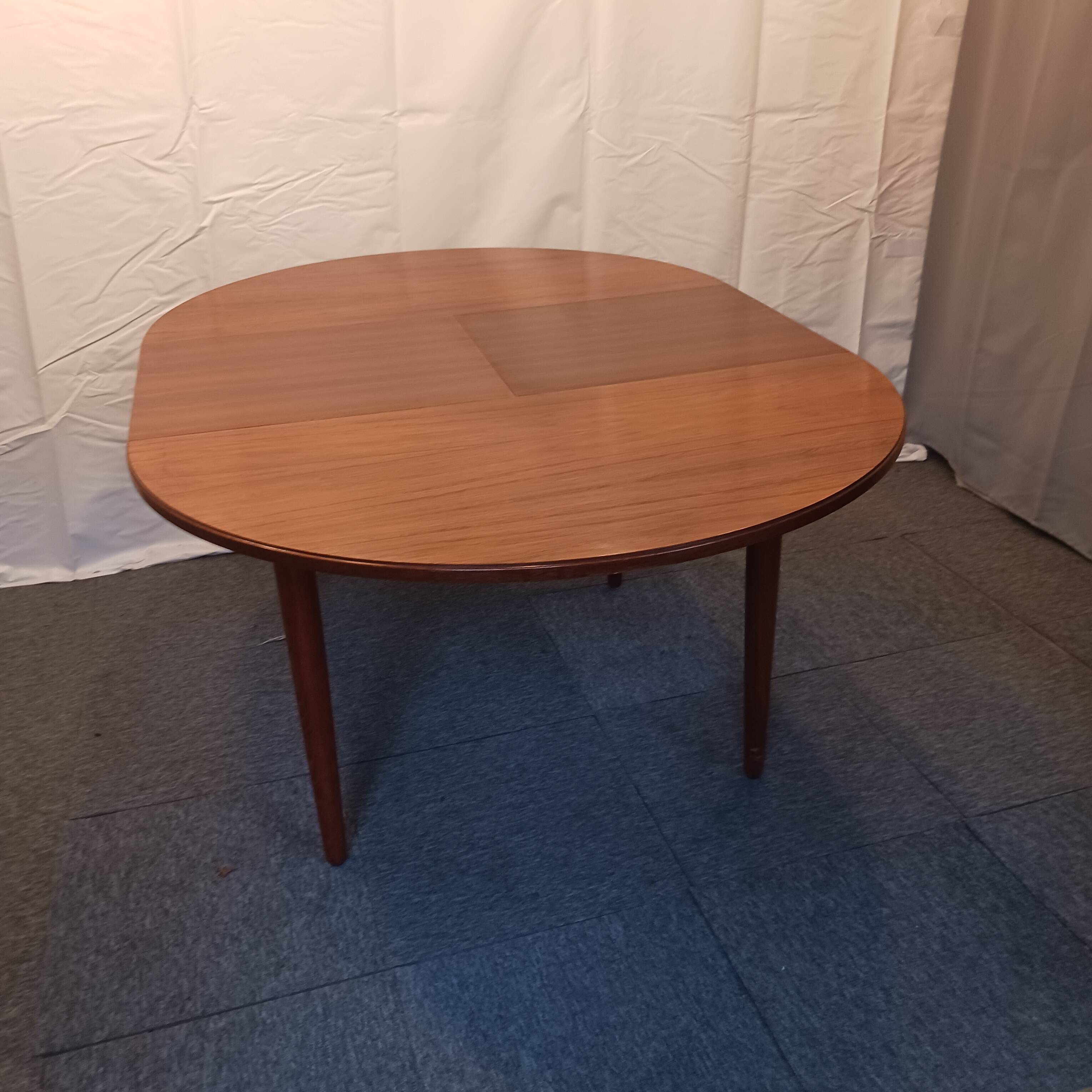 Scandinavian round table