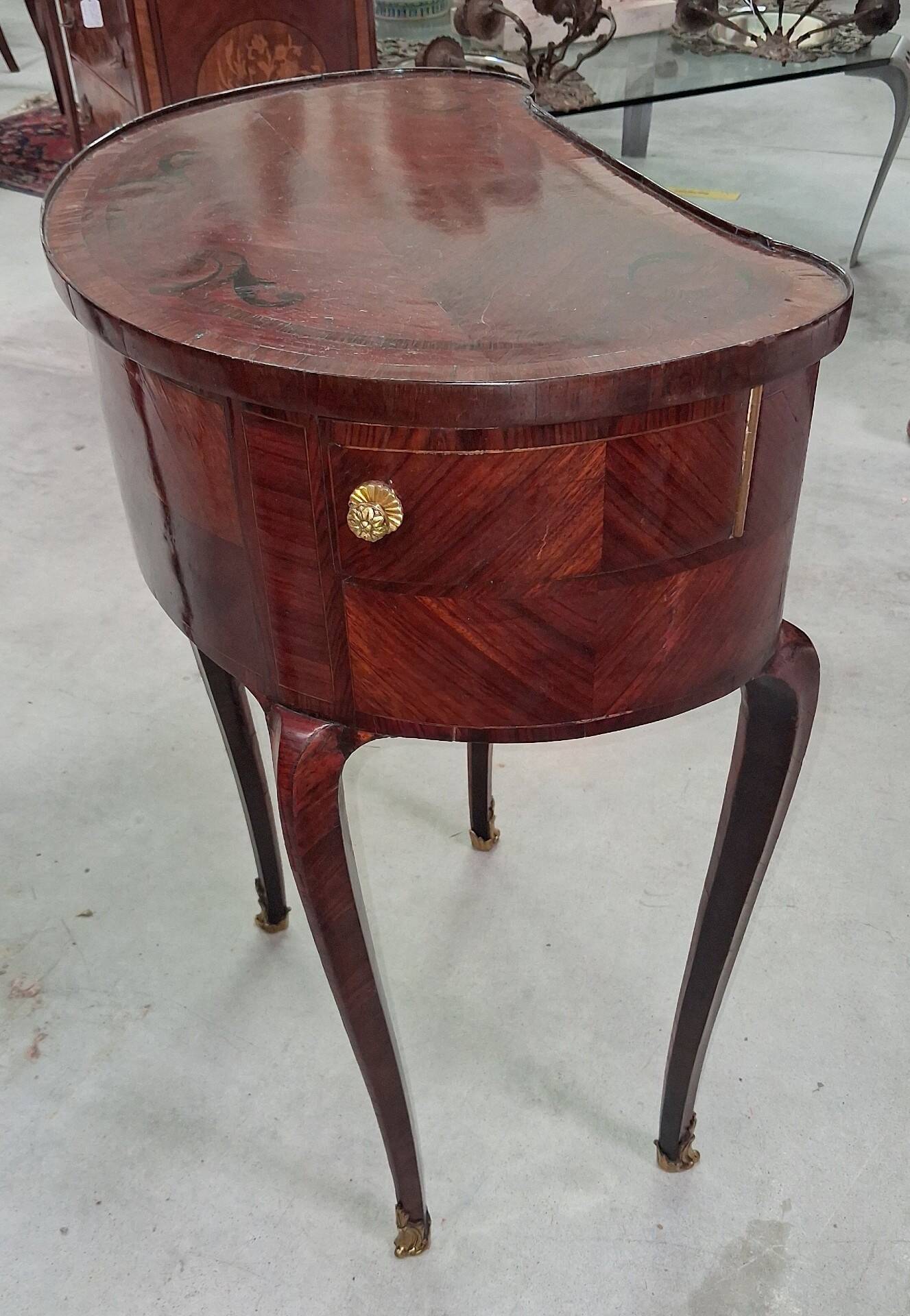 Lady's Commode in Marquetry, Louis XV style, work of the 20th century.