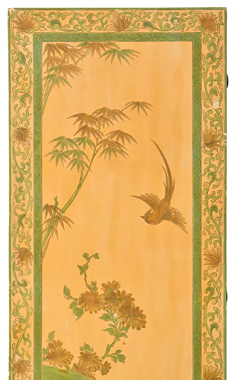 Chiffonnier en bois peint de style chinoisant