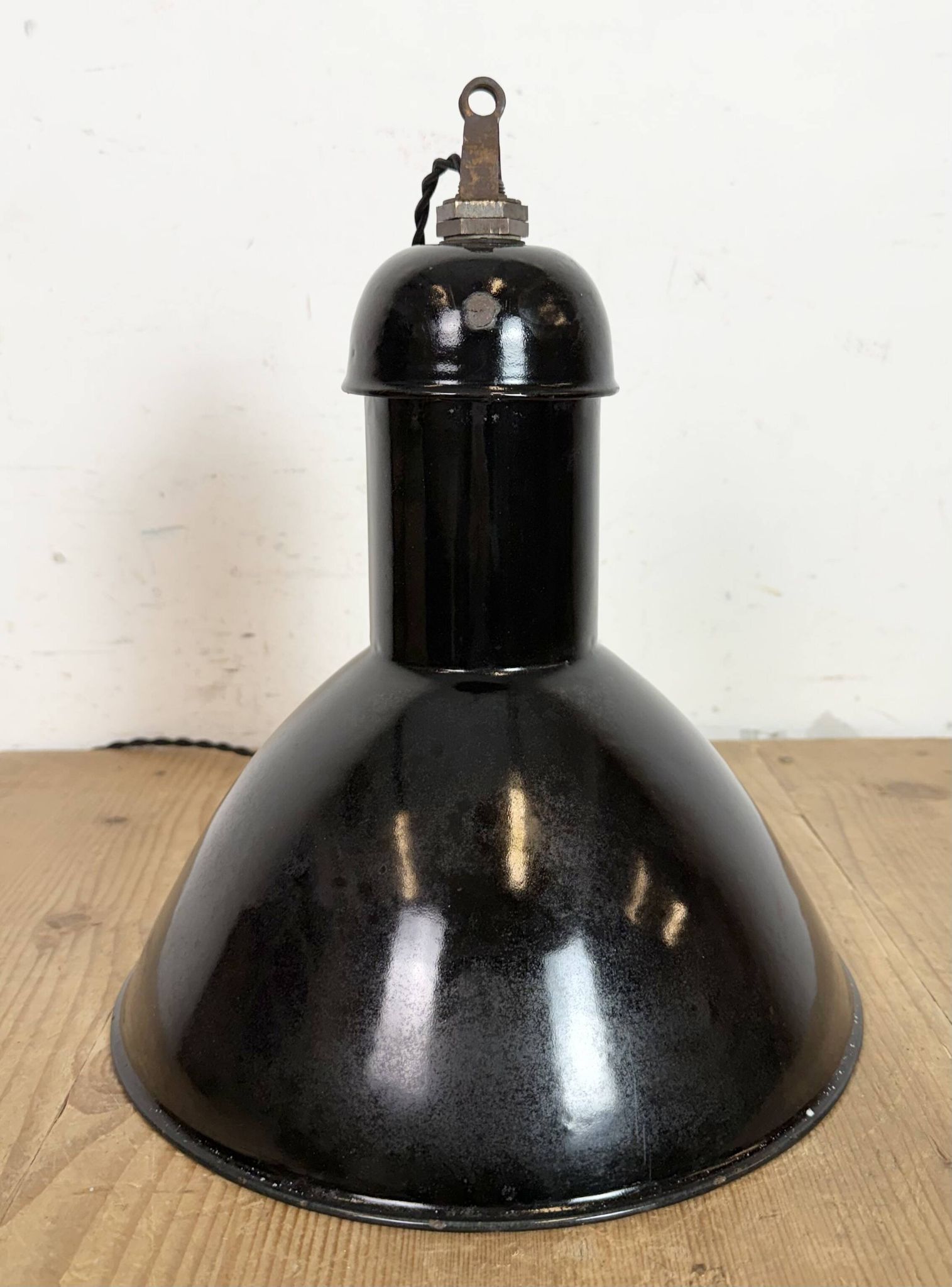 Lampe suspendue industrielle en émail noir de AEG, années 1930