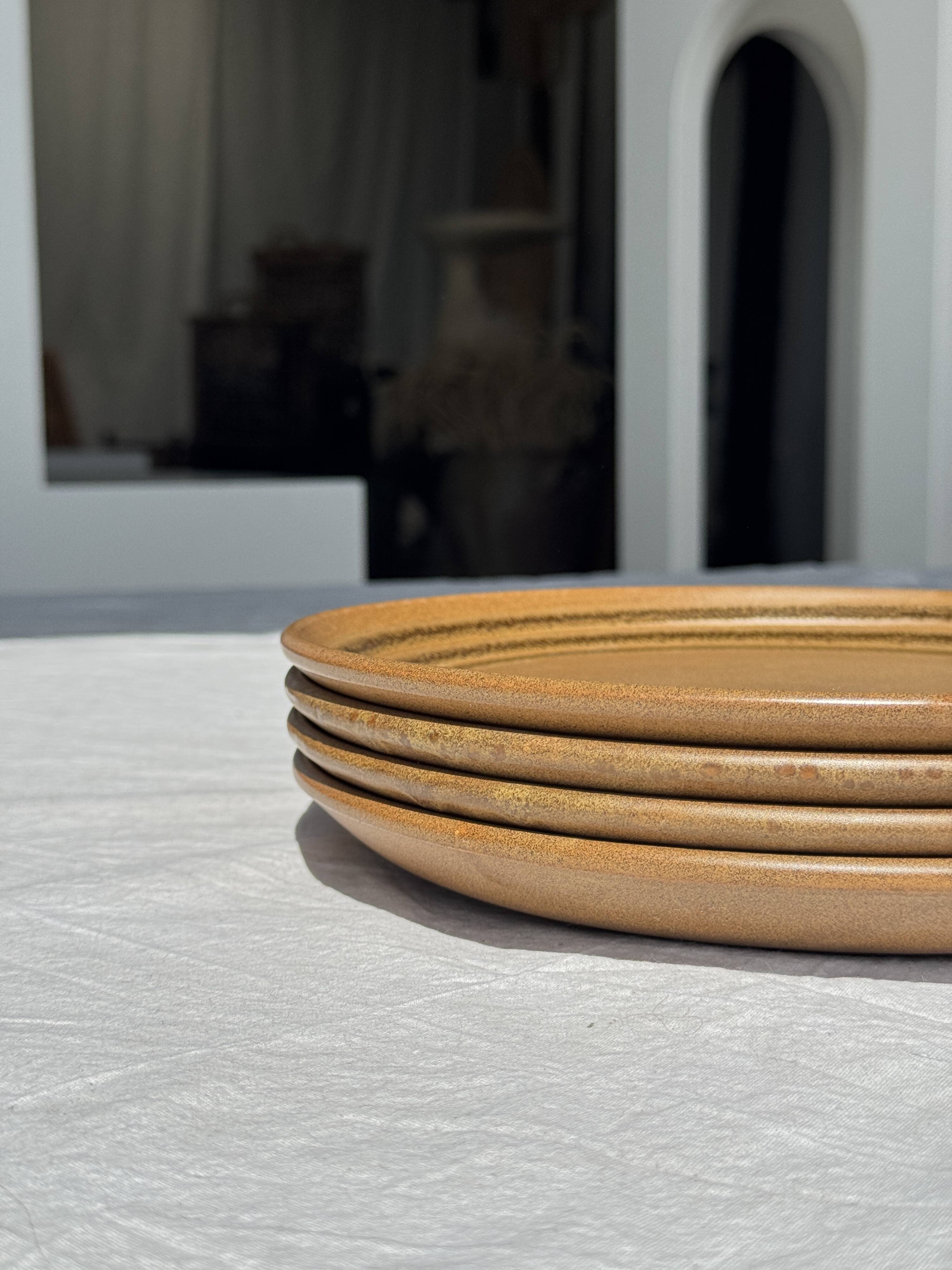 4 assiettes en grès brun