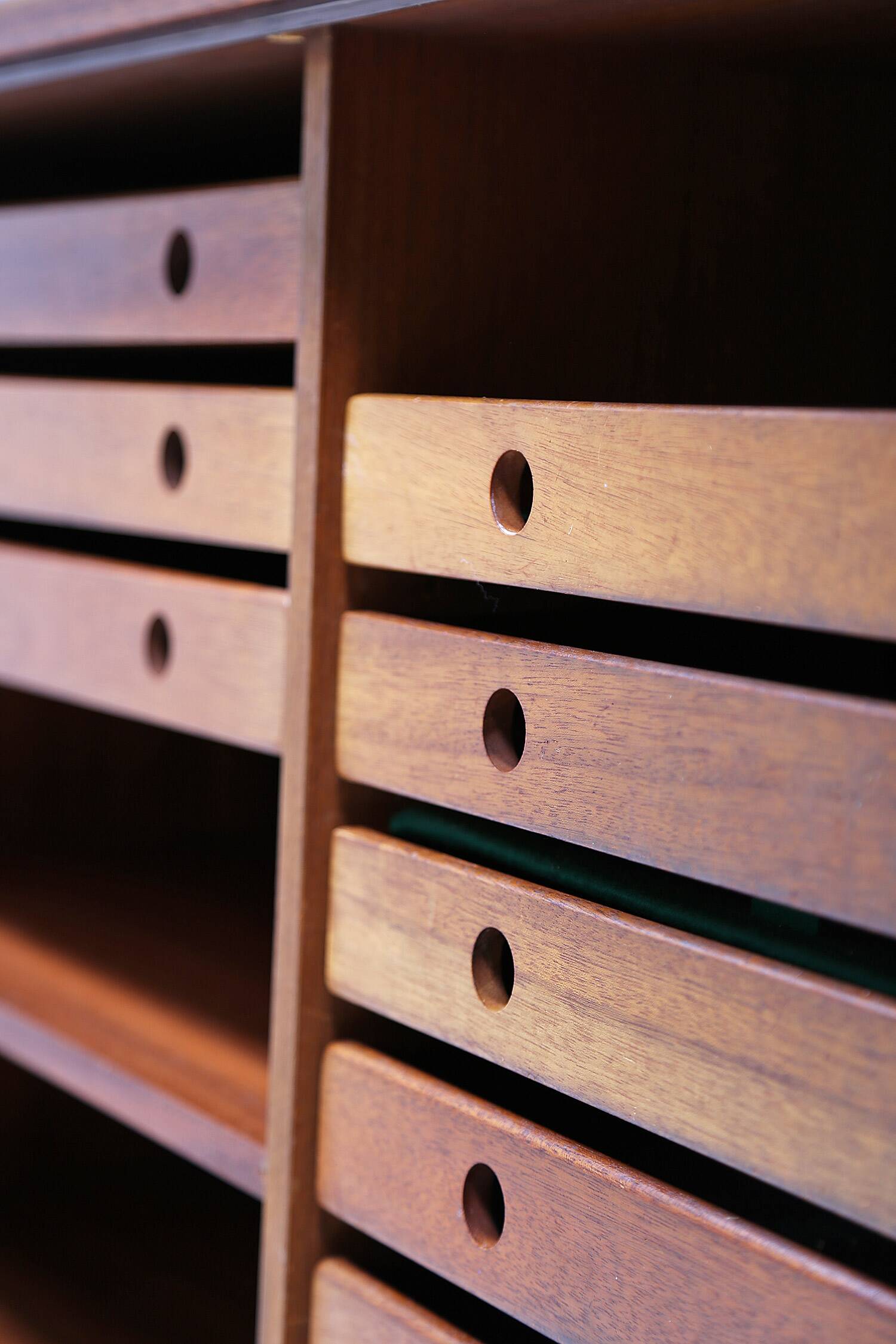 Arne Vodder pour Sibast Combinaison de deux buffets suspendus Palissandre années 60 – A