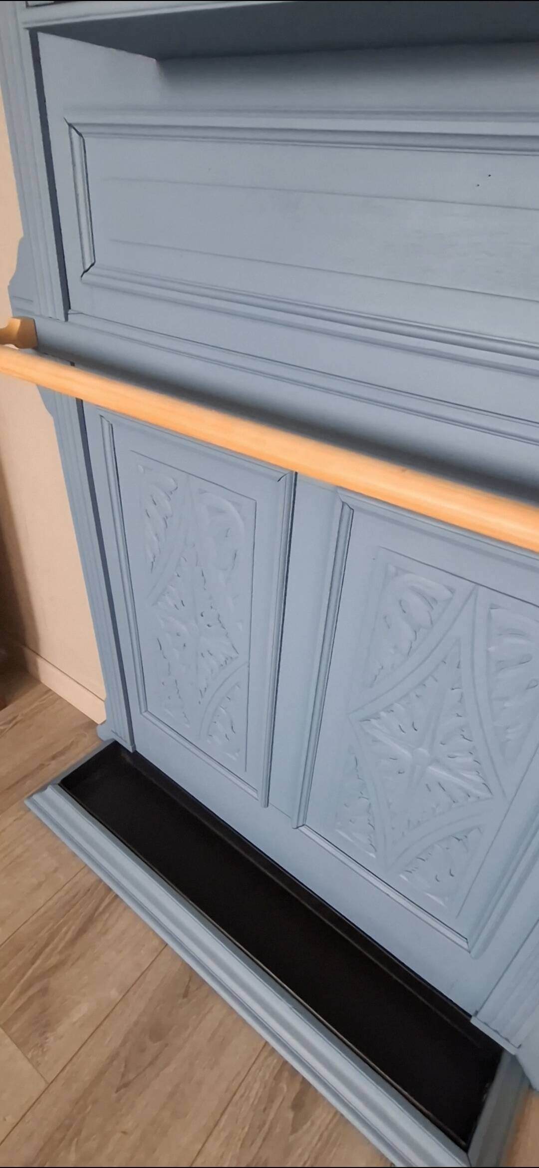 Wall-mounted locker room