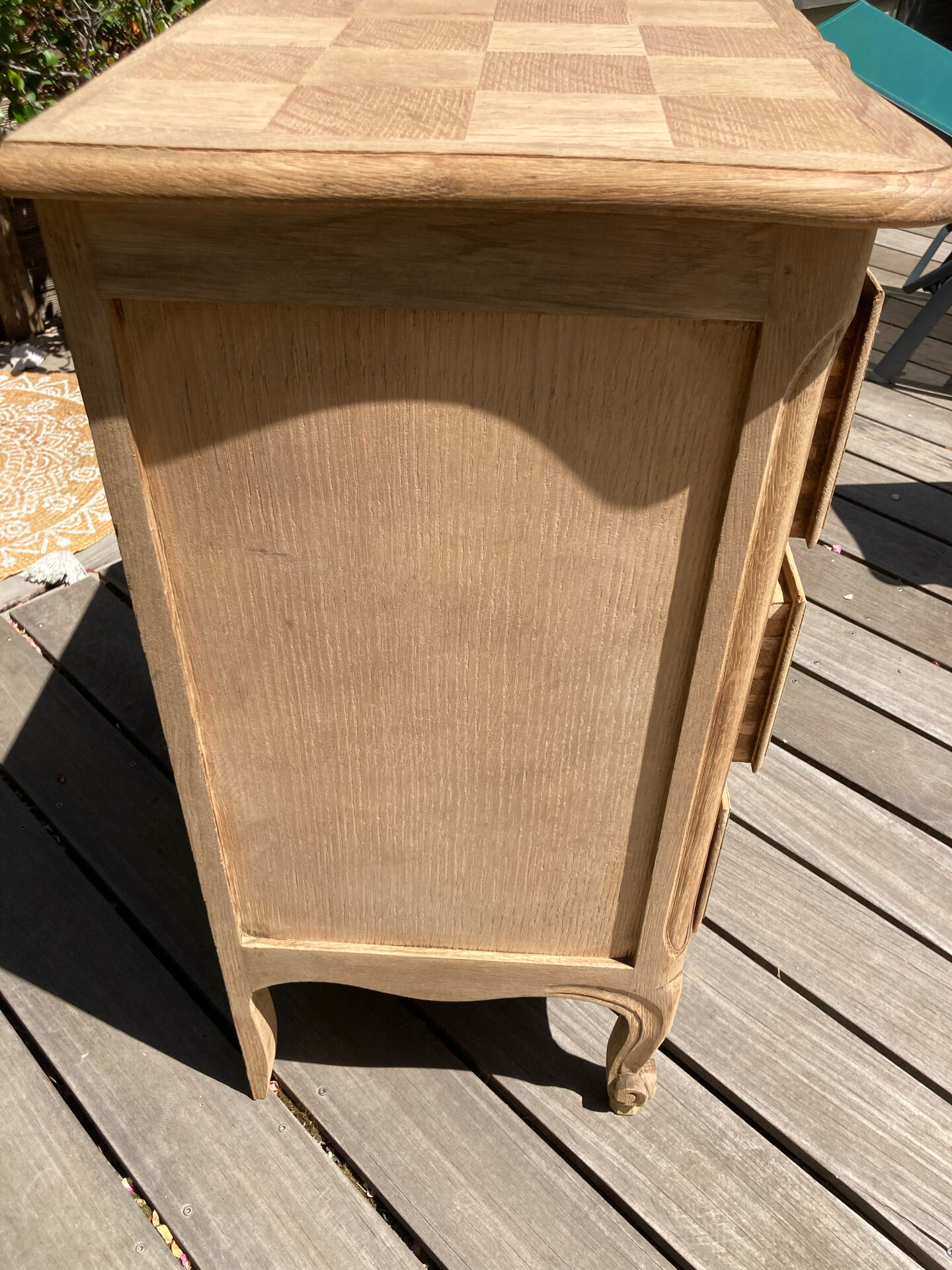 Superb Louis XV chest of drawers in oak ♥️ with mouldings and marquetry top.