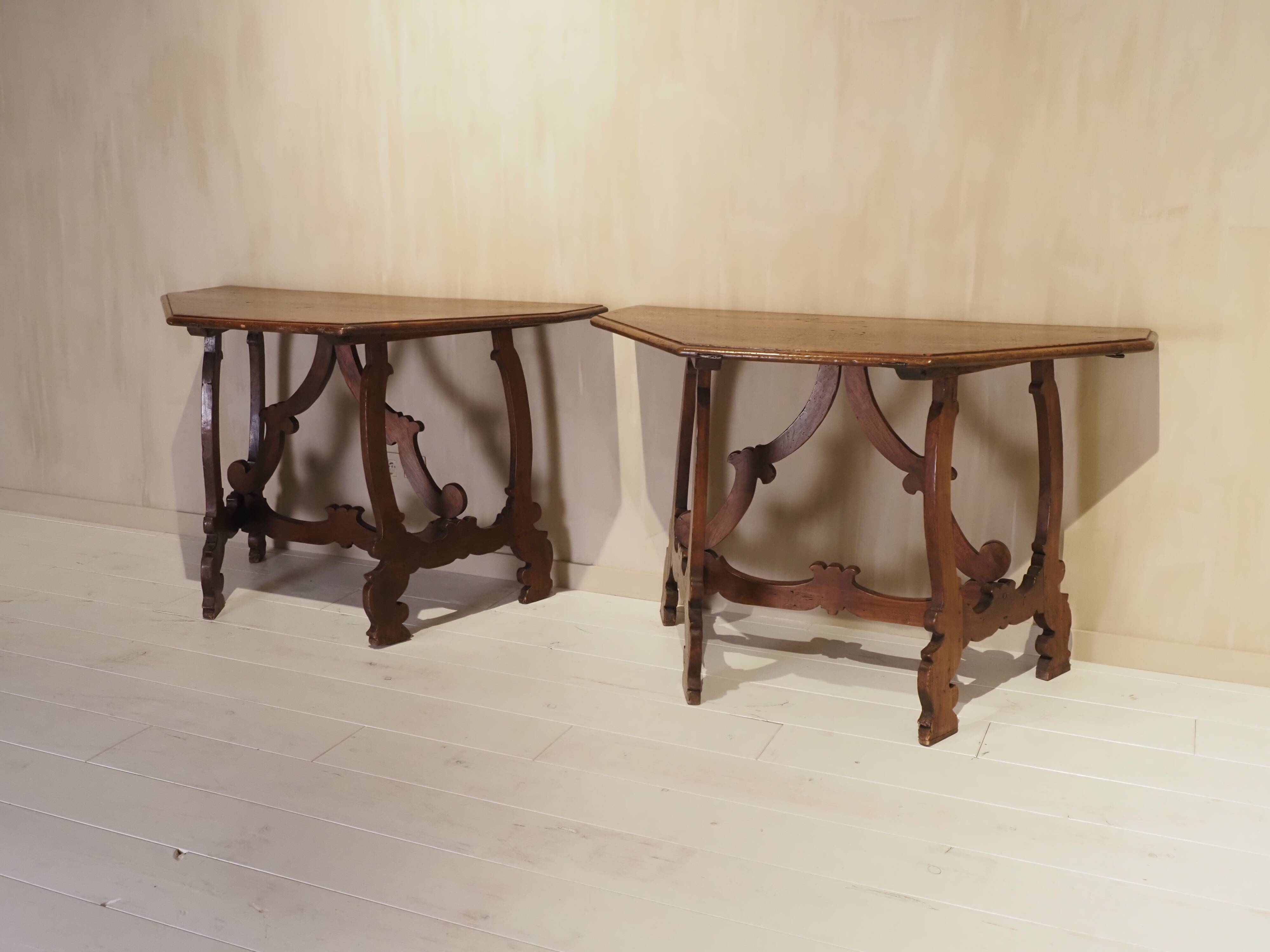 Pair of Italian consoles from the 18th century.