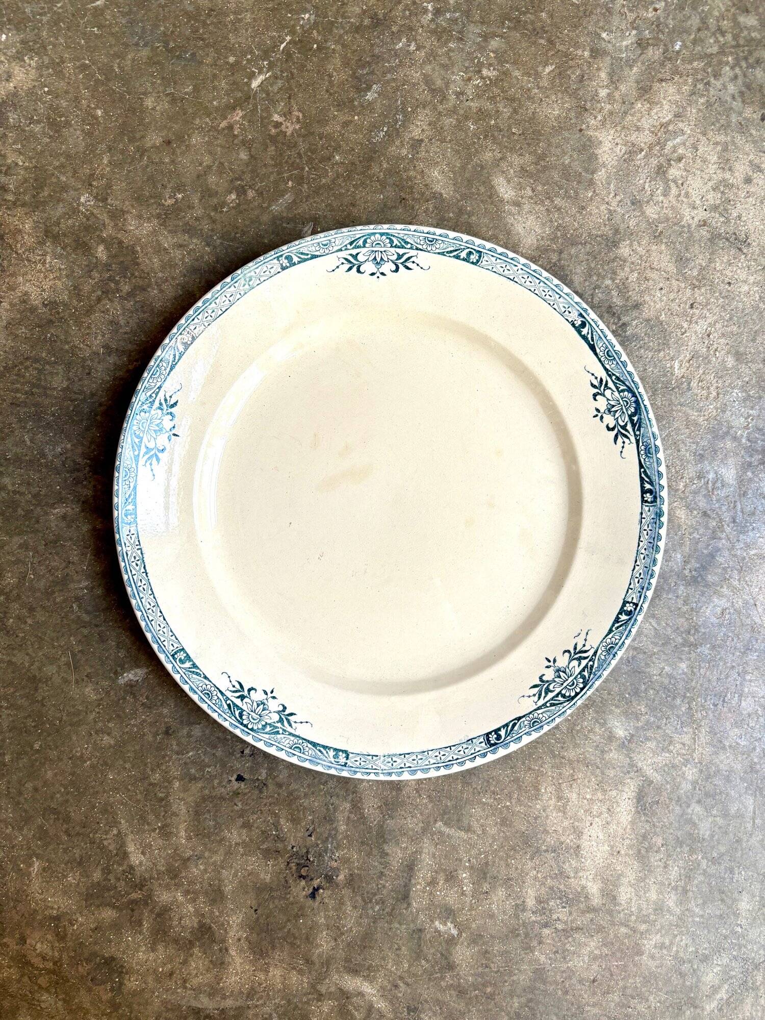 Longchamp round dish in iron earth, "Lily" service