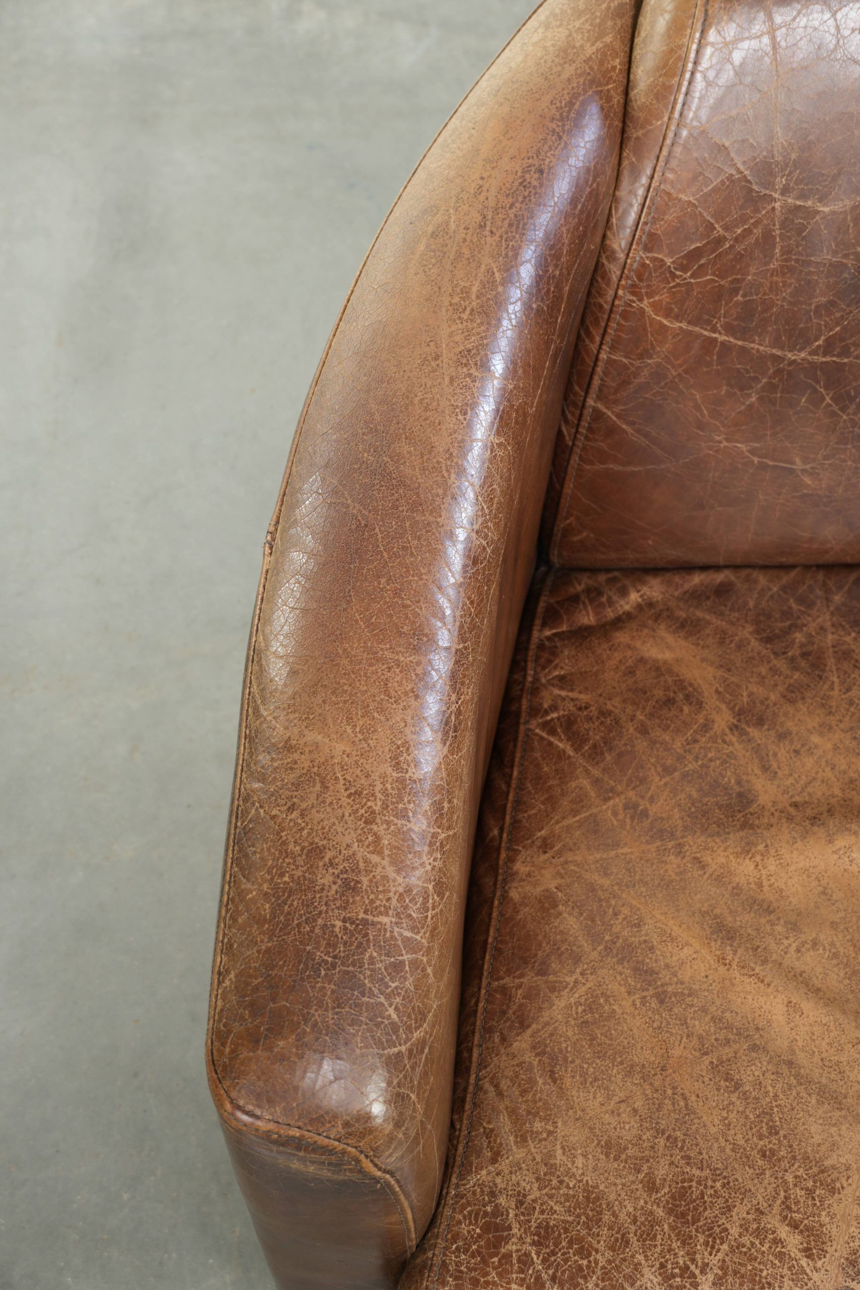 Fauteuil design aviateur en cuir de vache couleur cognac robuste