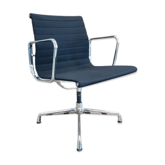 Fauteuil EA 108 de Charles & Ray Eames, Vitra