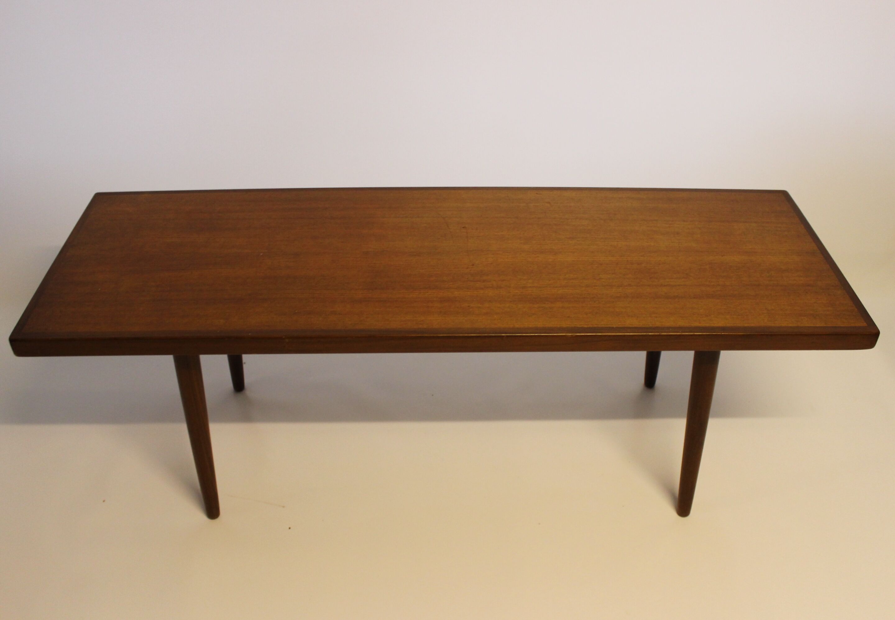 Table basse en teck de conception danoise des années 1960.