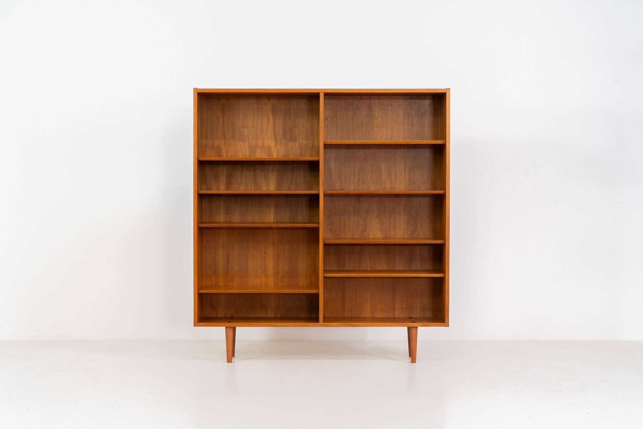 Bibliothèque du milieu du siècle par Poul Hundevad