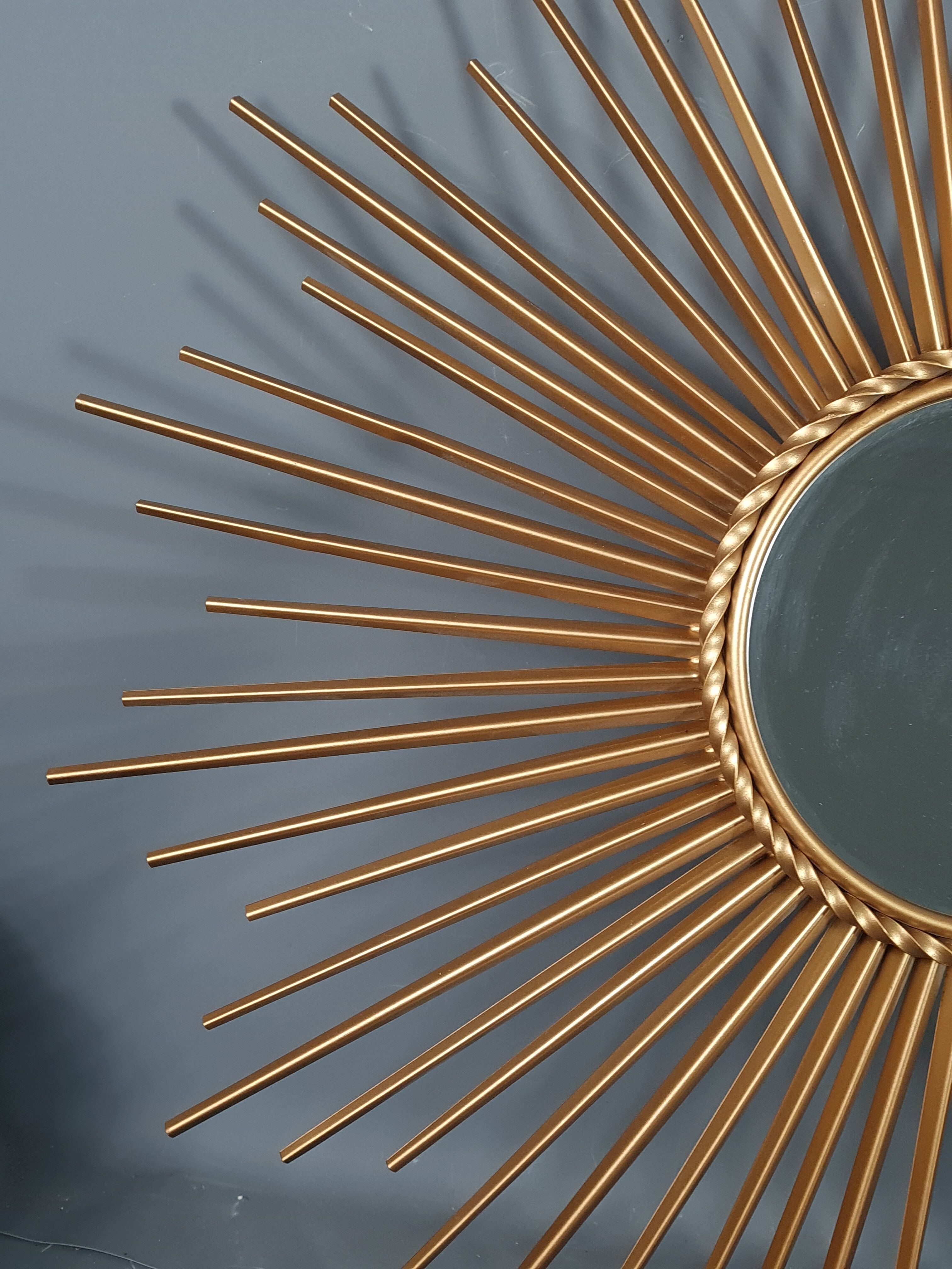 Miroir soleil Chaty à Vallauris métal doré 70 cm SB