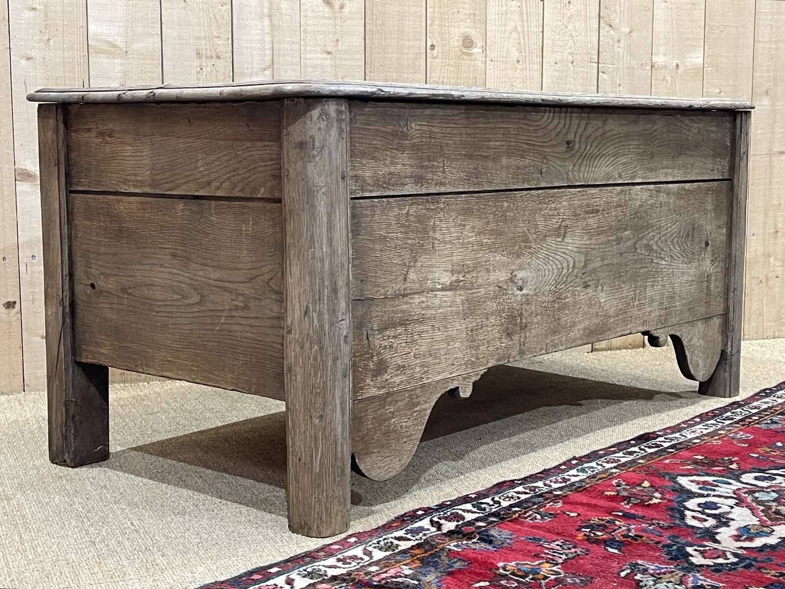 Banc coffre du  18ème en chêne brut - L=1m32, P=65cm, H=62cm.