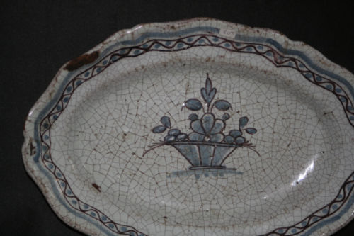 Plat cul noir faïence décors panier fleurs Rouen XVIII ème