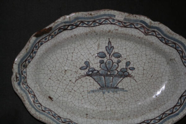 Plat cul noir faïence décors panier fleurs Rouen XVIII ème