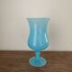Vase en opaline bleu