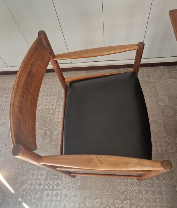 Chaise accoudoir en merisier massif années 1960