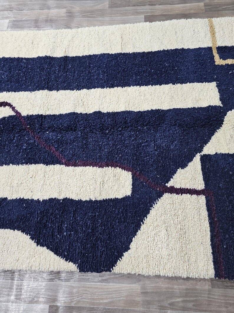 Handmade traditional Moroccan Berber rug size 150 x 250 cm