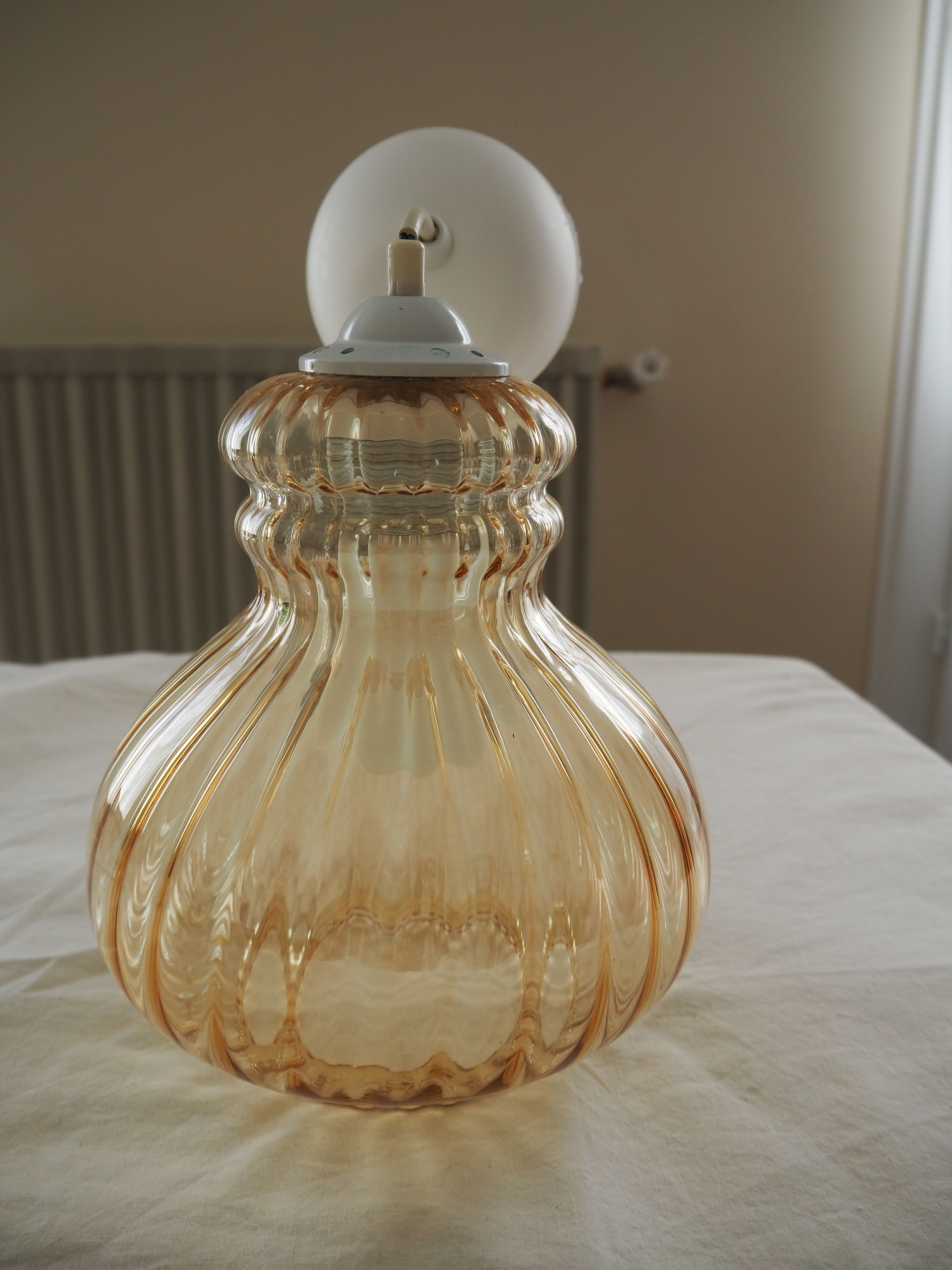 Pear-shaped striped suspension, in smoked glass.