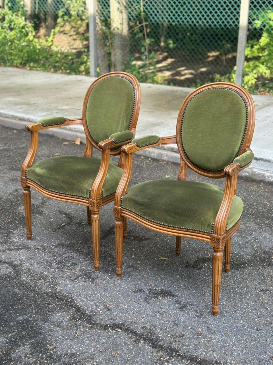 Set of 8 Louis XVI medallion chairs and armchairs in green velvet, 1950.