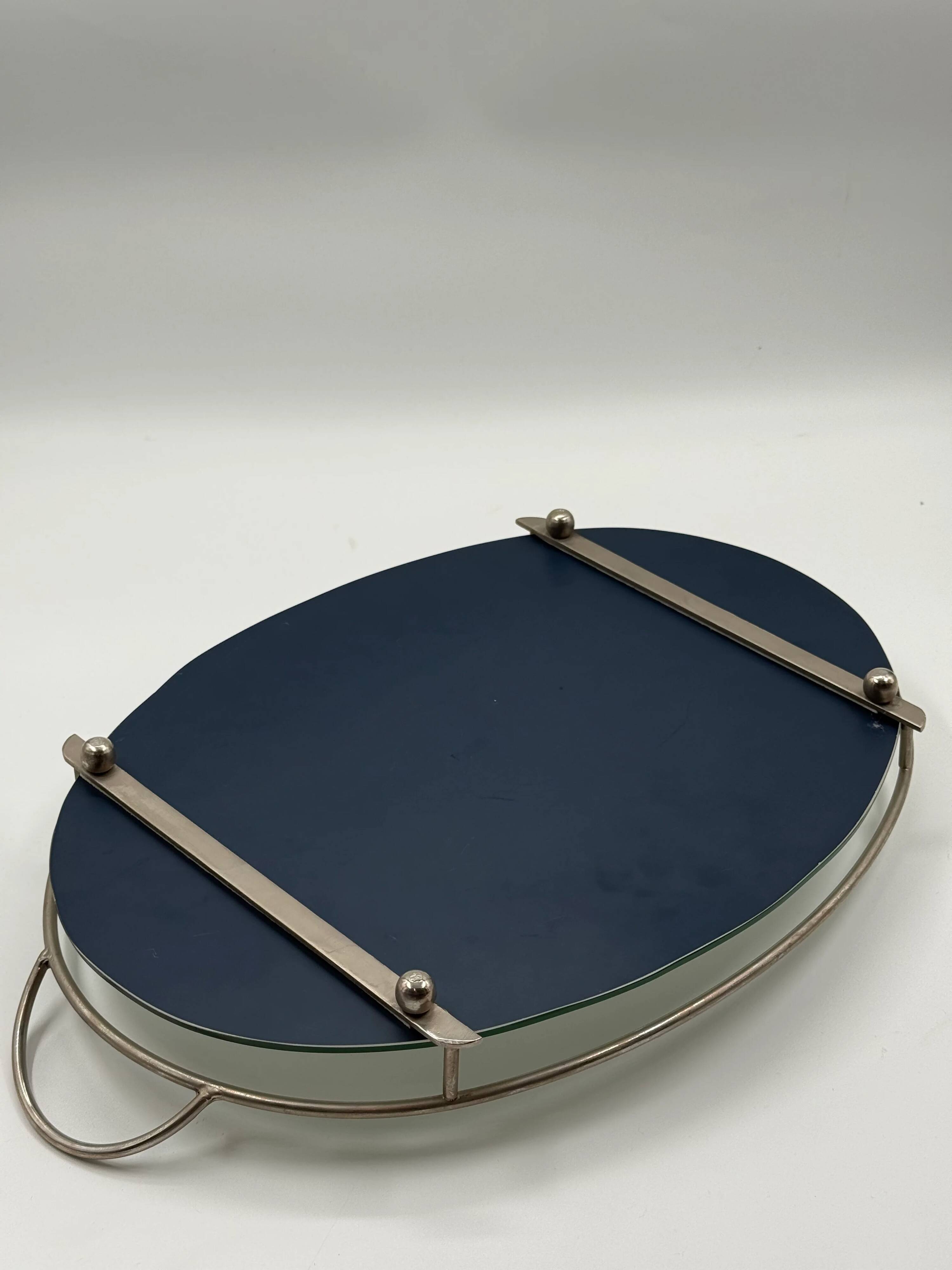 Oval chrome and mirror plateau, mid-century reflective piece.