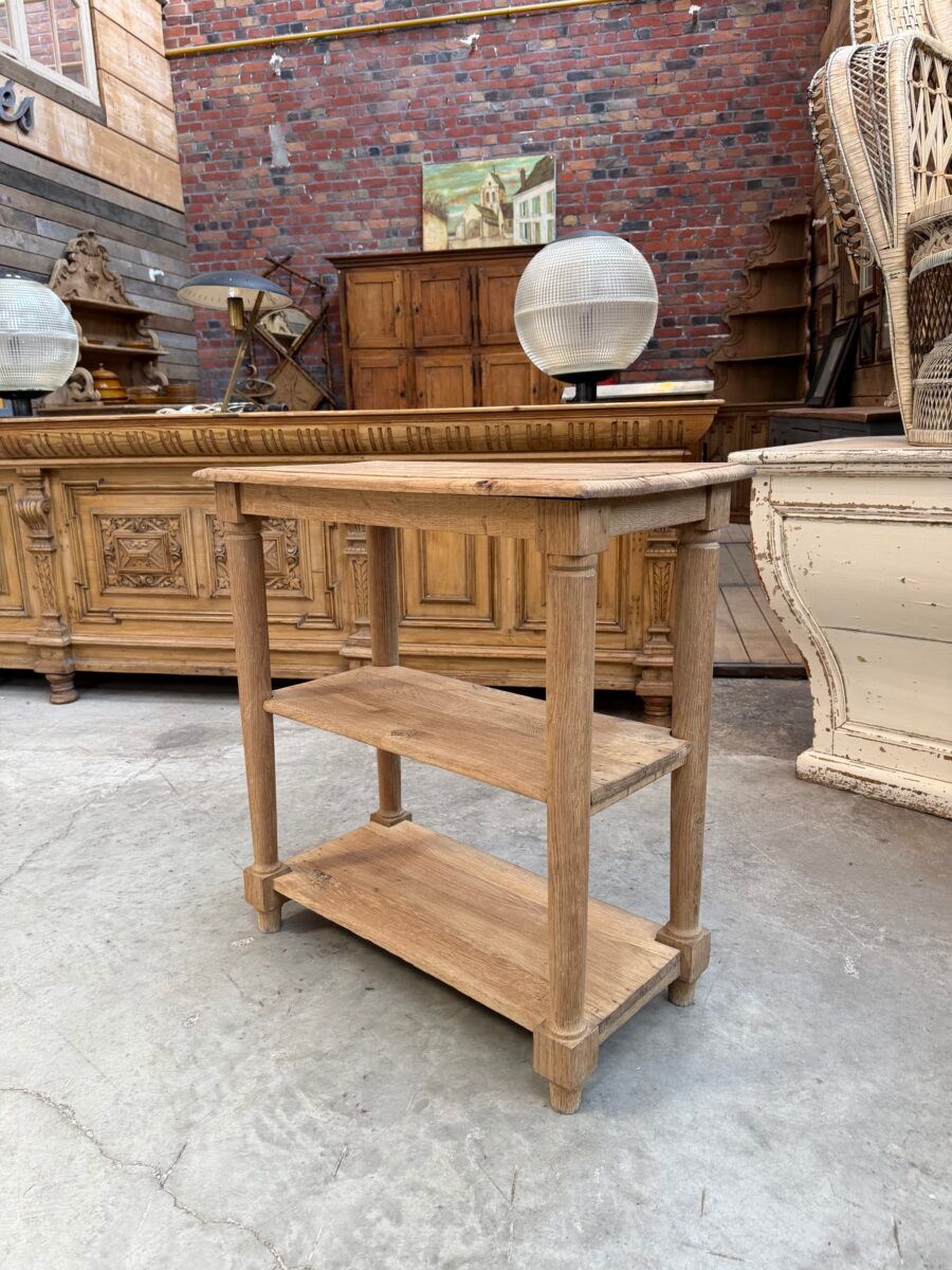 Shelf with 3 oak shelves.