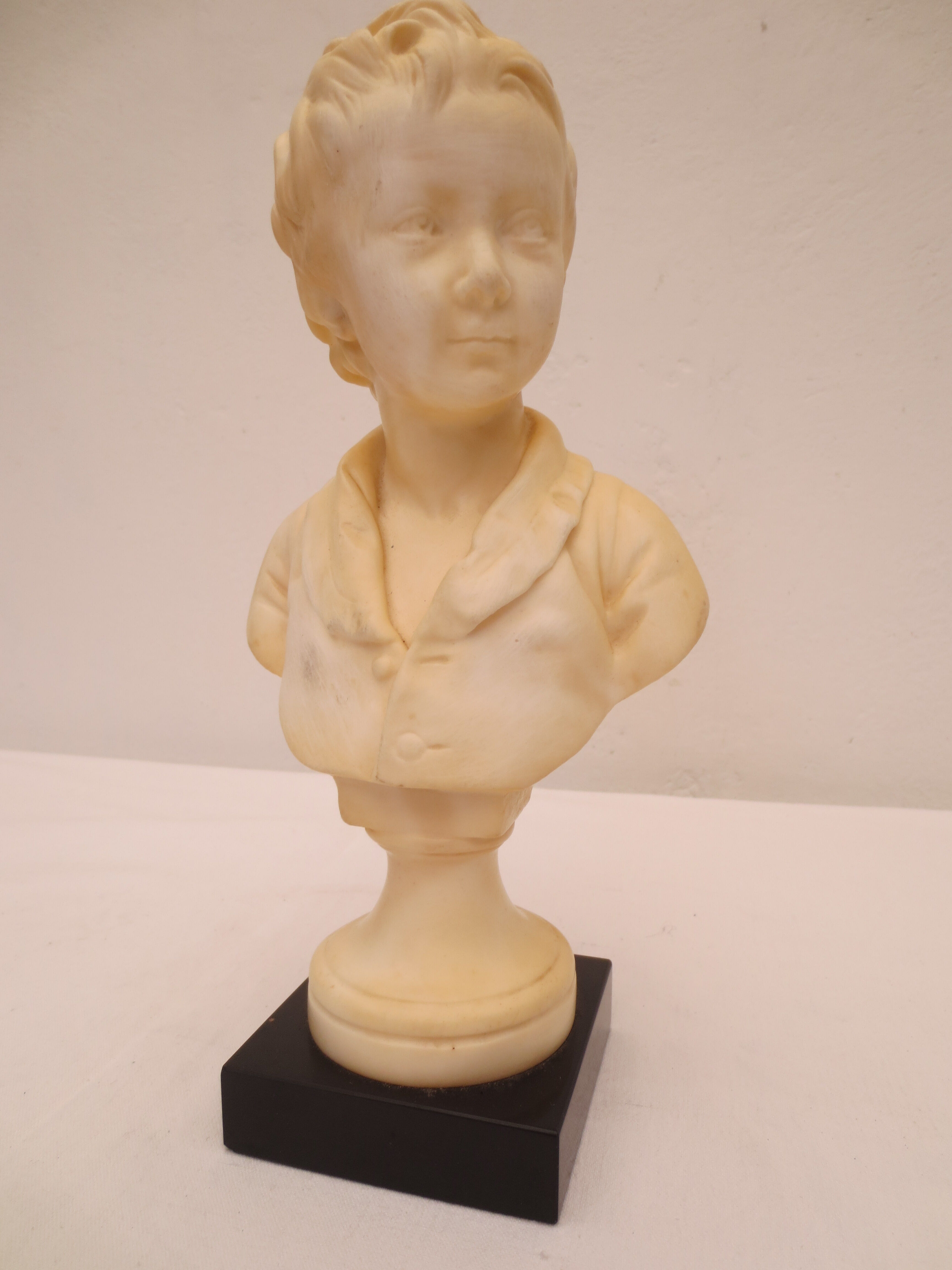 ancien buste de jeune enfant en marbre couleur ivoire sur socle noir en marbre