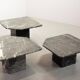 Trio italien de tables d'appoint en marbre noir de Carrare à angle oblique, années 1970.