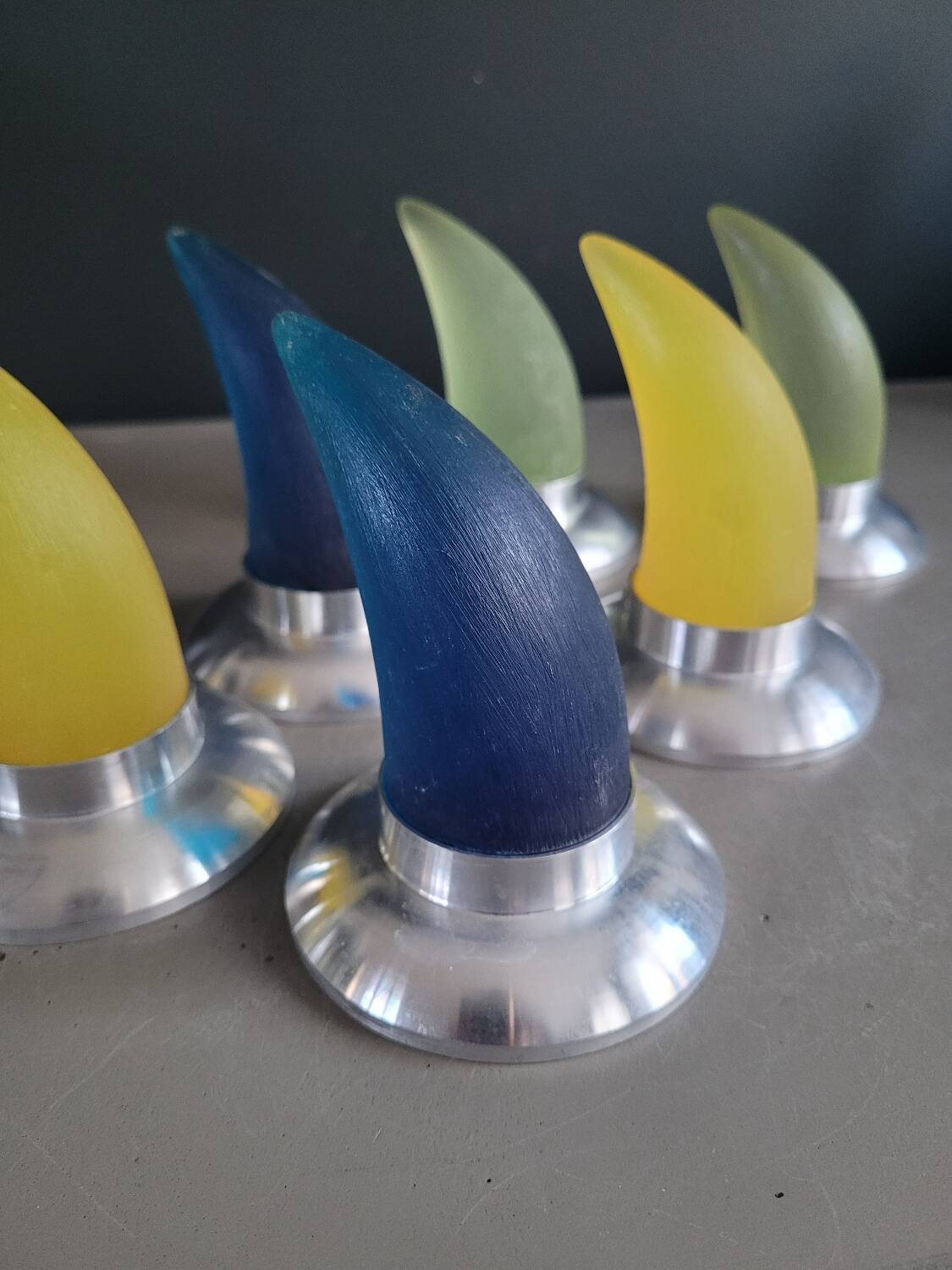 6 vintage horn coat hooks in resin and aluminium