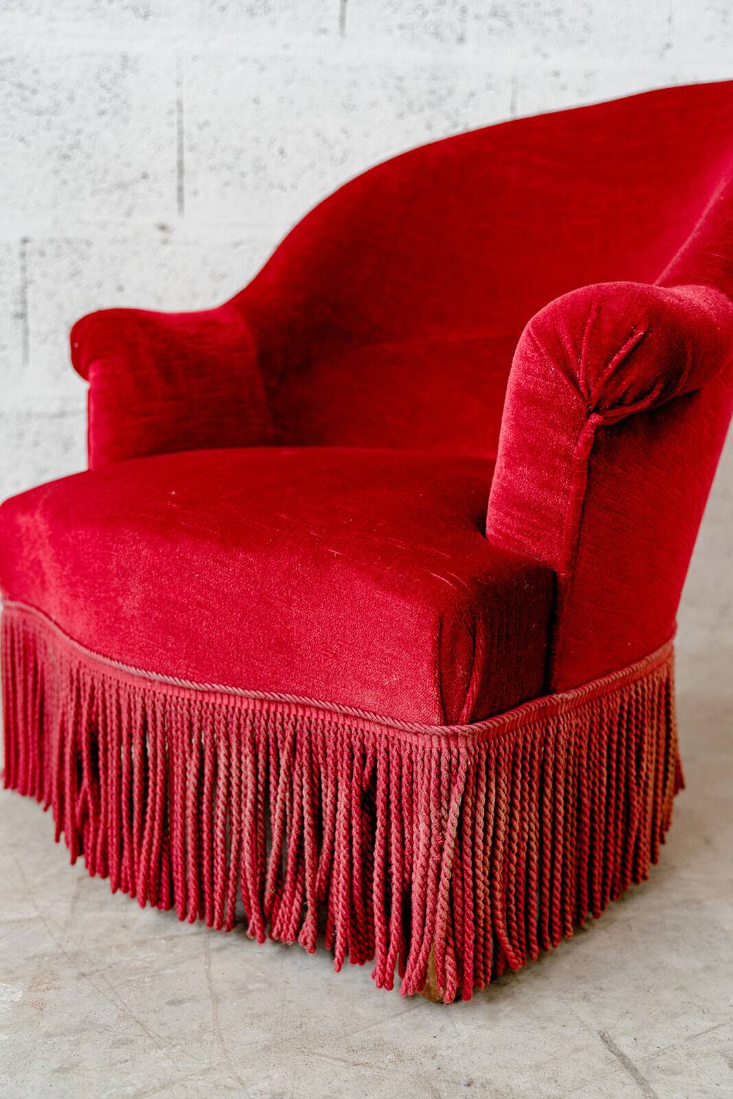 Burgundy toad armchair