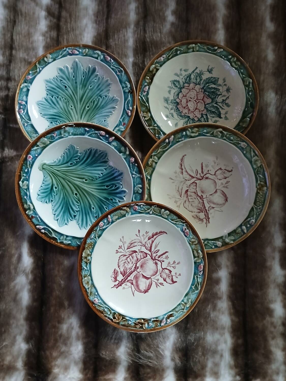 5 assiettes anciennes majolique Longchamp 