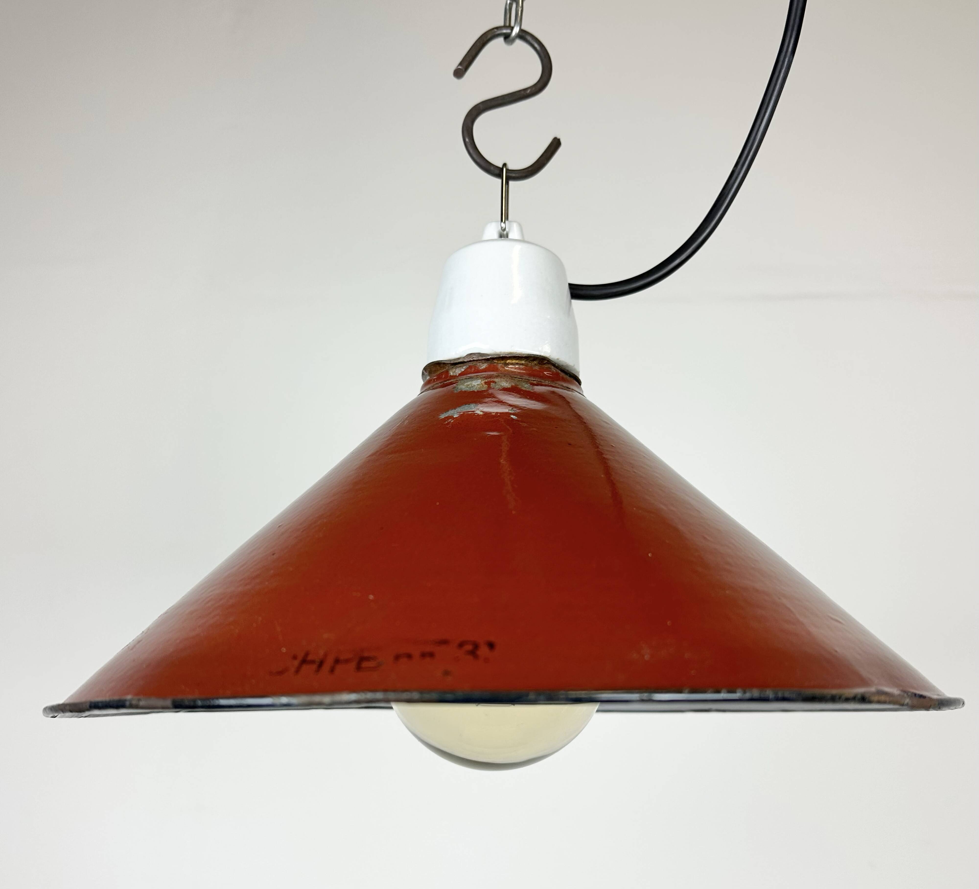 Suspension industrielle en émail rouge, années 1970