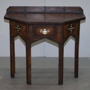 Table Console Antique en Cuir Clouté Style Gothique Pugin Restaurée