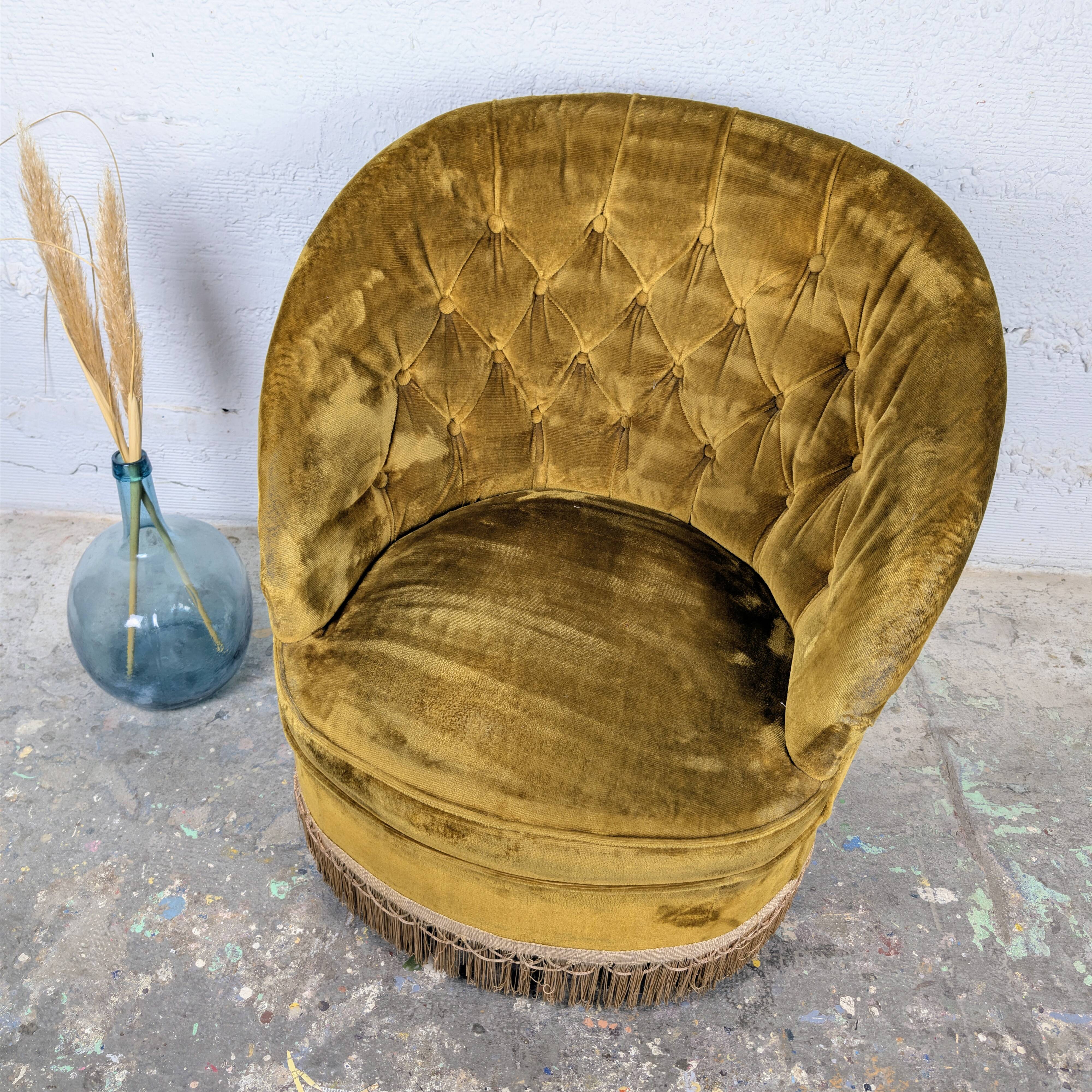 Buttoned frog armchair