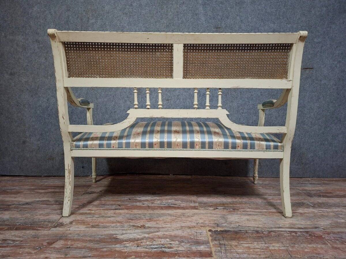 canapé / banquette de style Louis XVI, élégant et plein de charme.