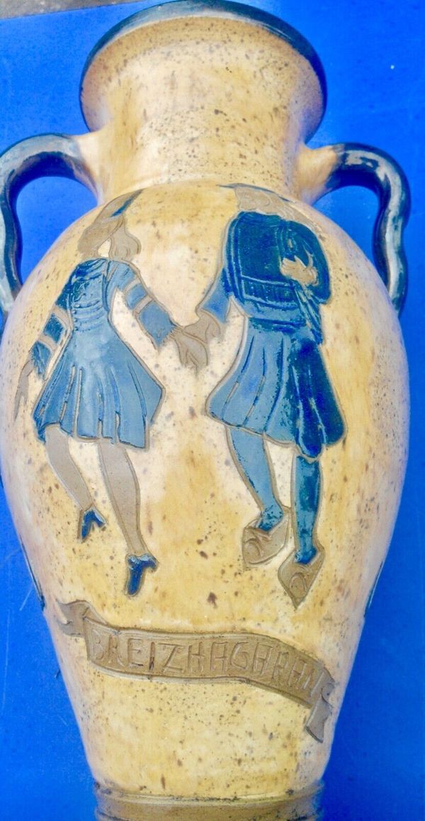 Vase breton ancien en grès décor couple breton et vue d'Auray signé