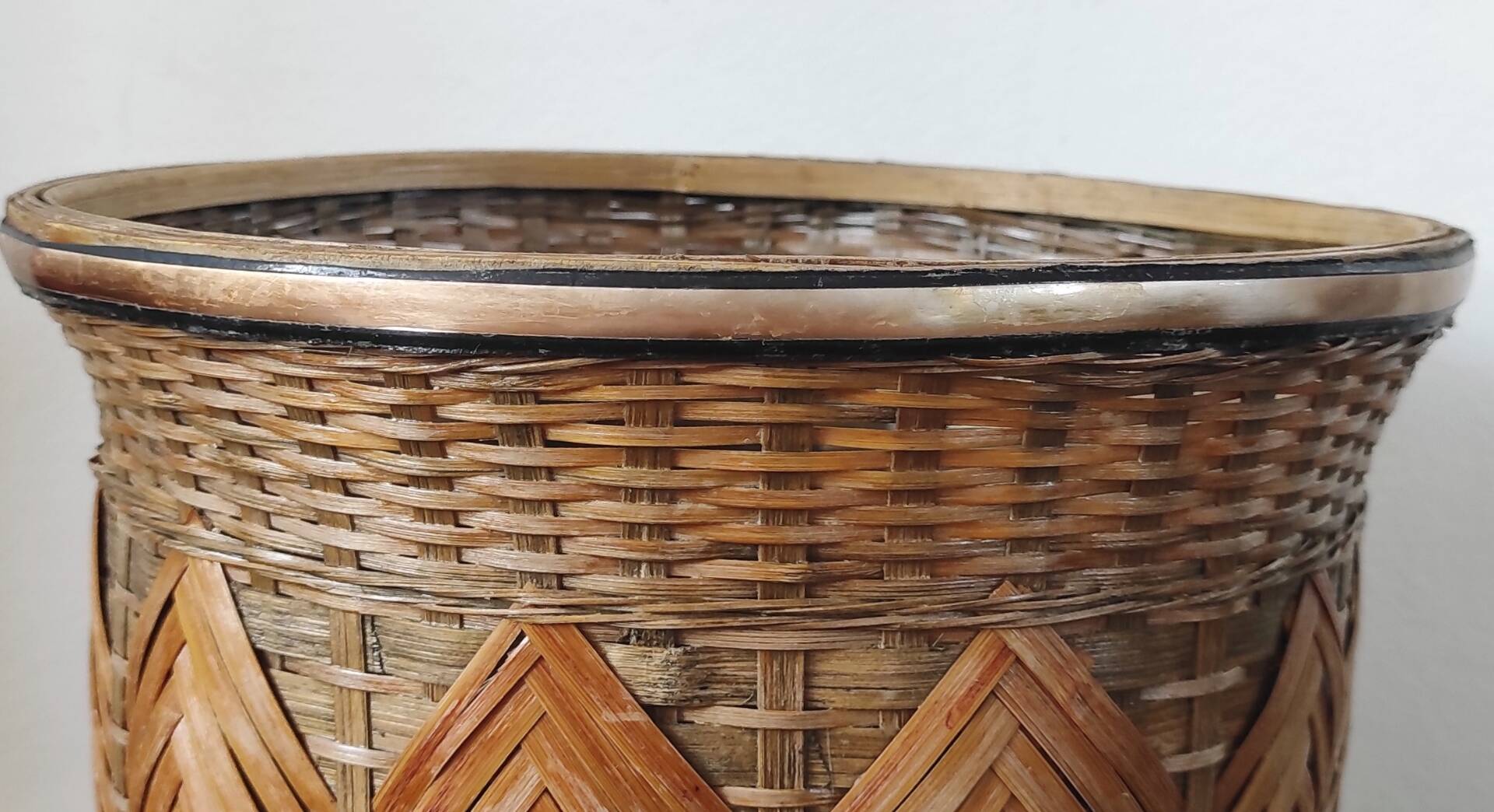 Cache-pot vintage en rotin et bambou 