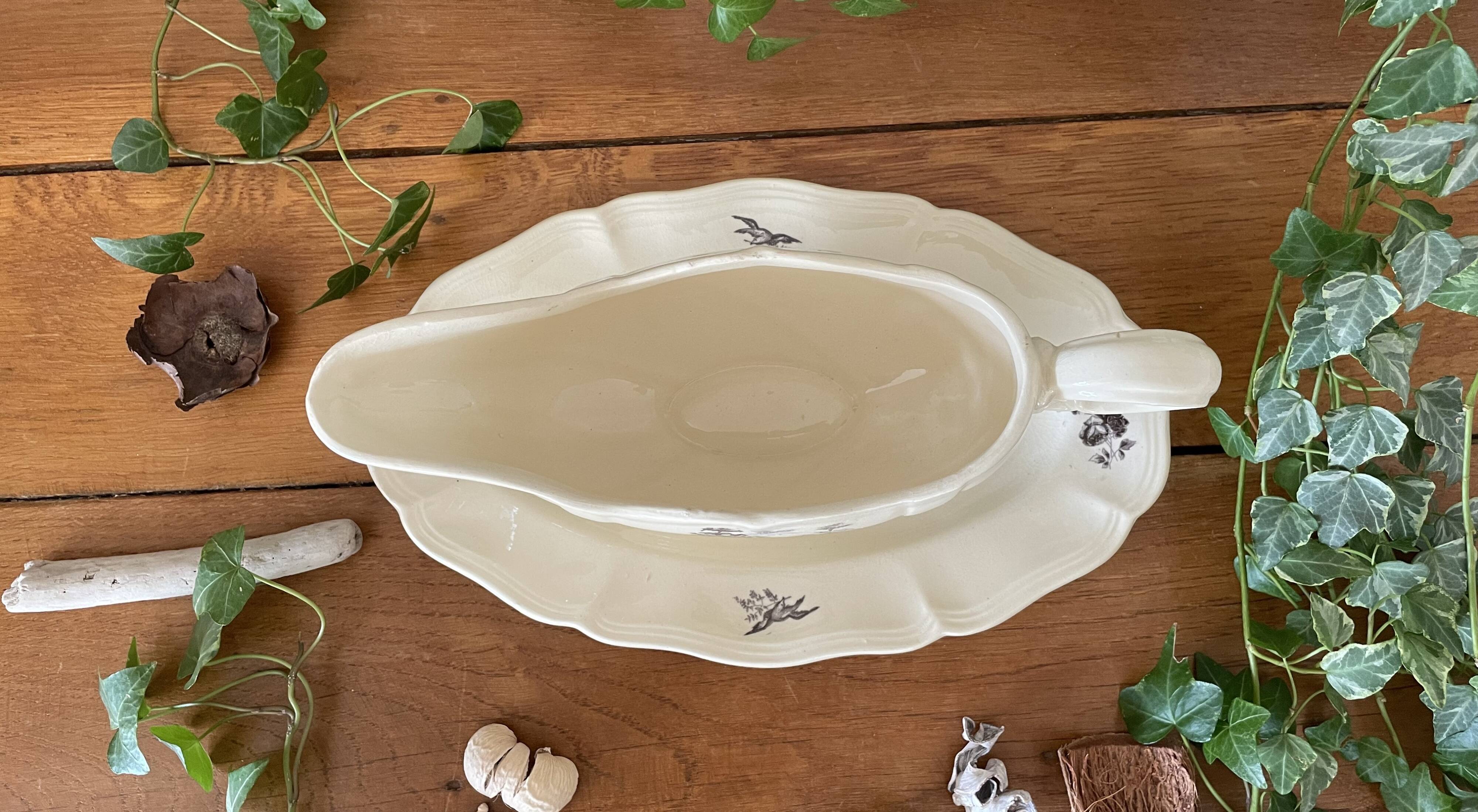 Antique sauce boat in Sarreguemines earthenware.