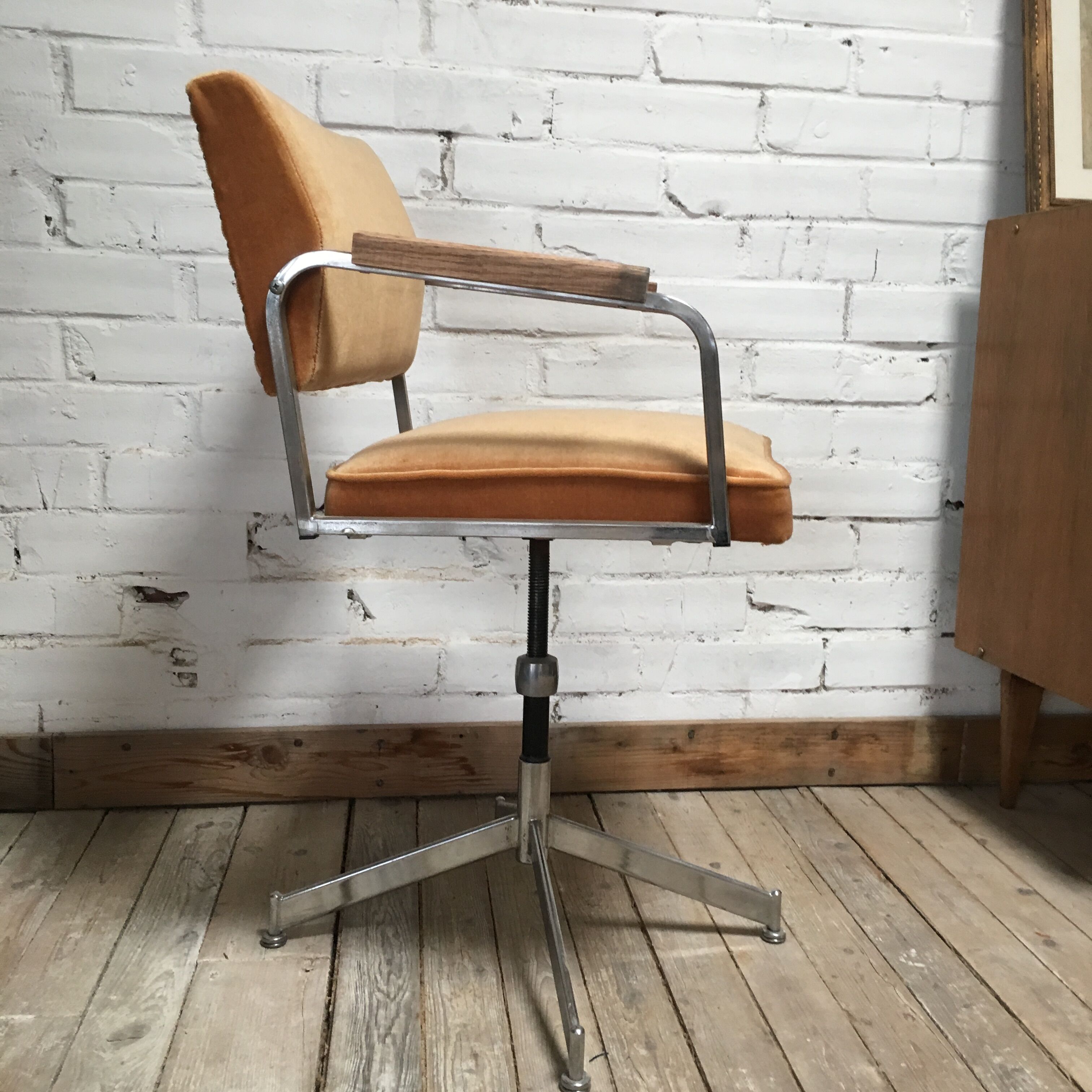 Chaise de bureau pivotante restaurée velours ocre