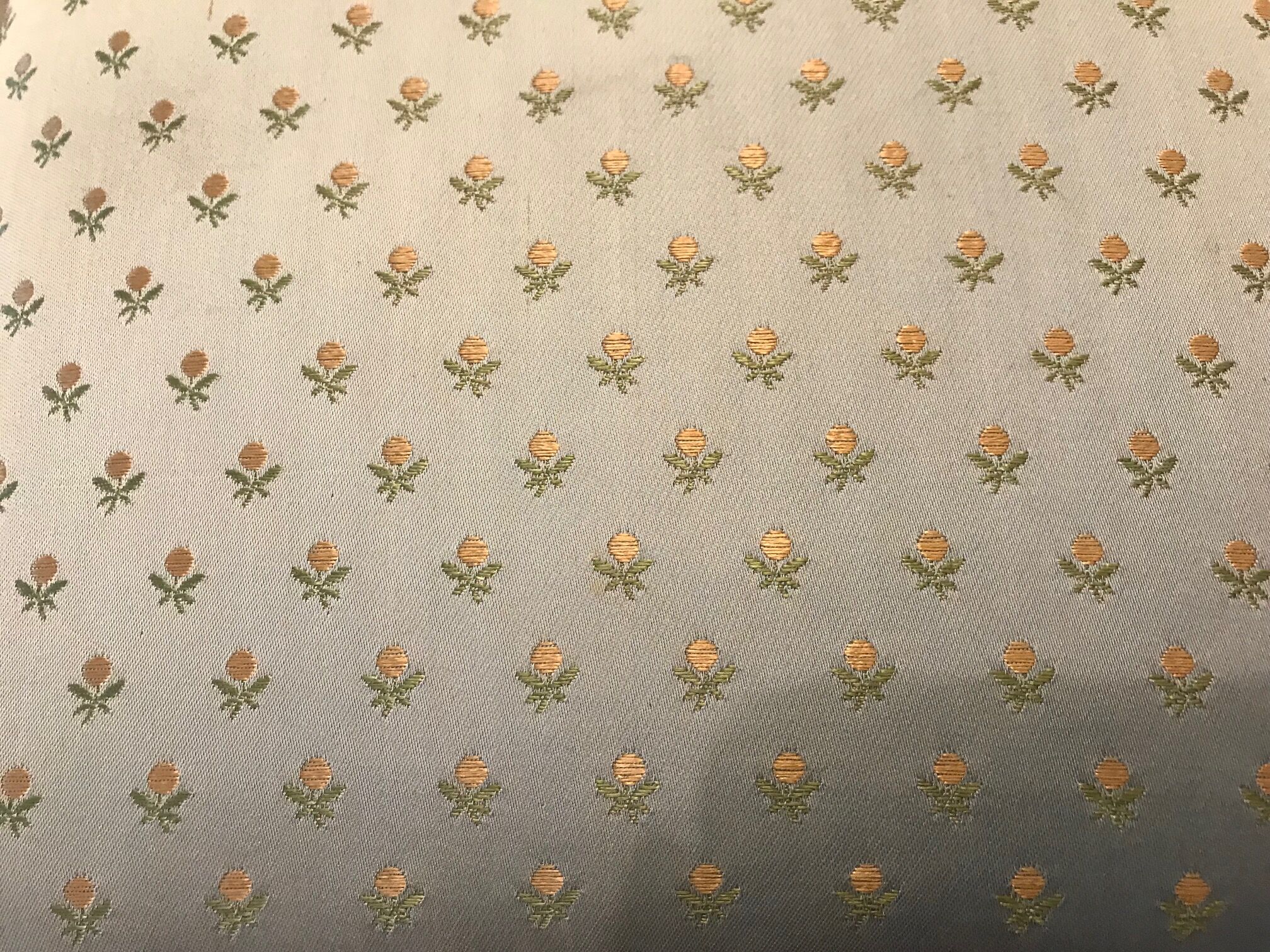 Repose pied style louis xvi en bois dore a la feuille d'or et tissu en satin