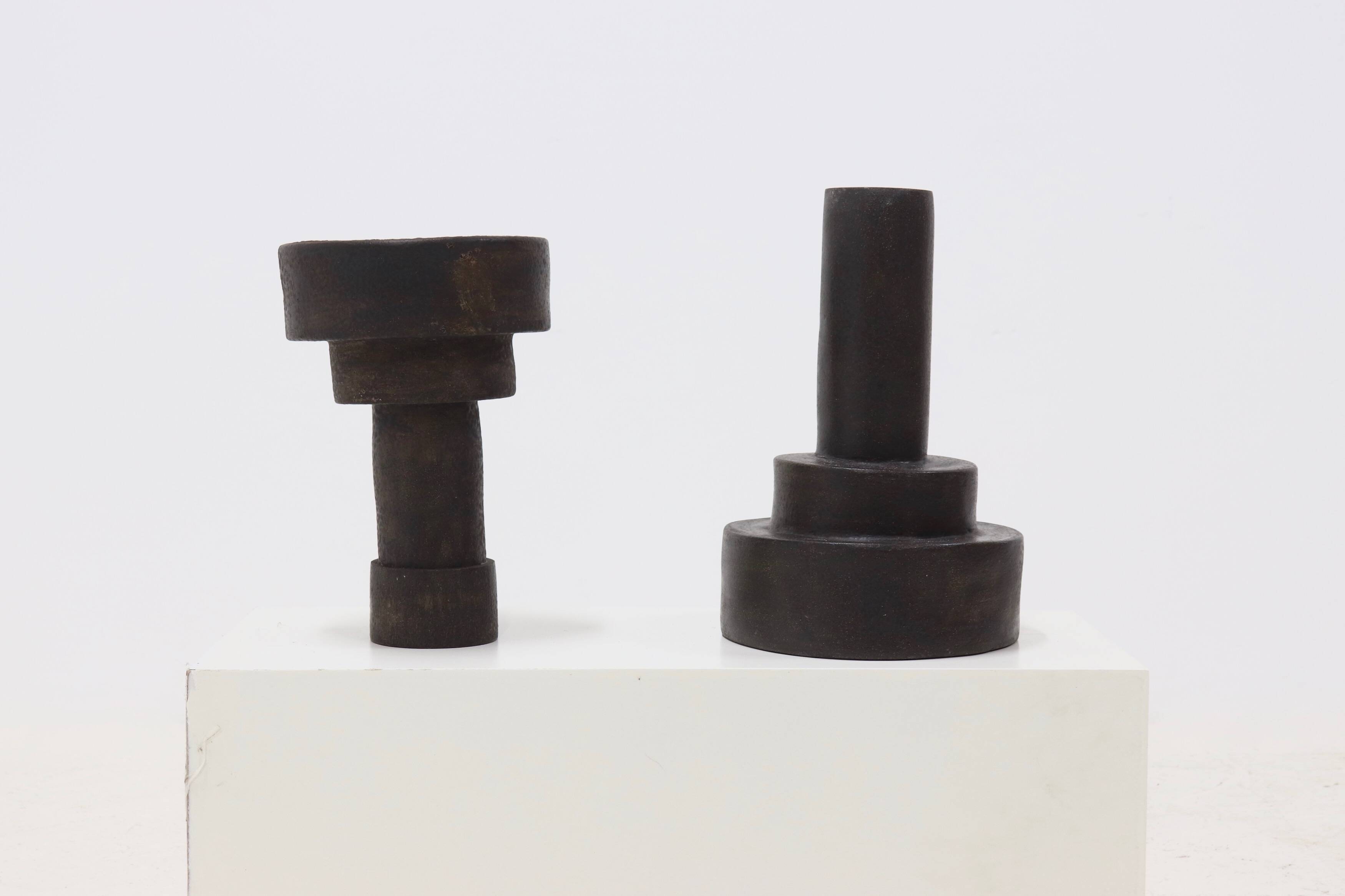 Objet cylindrique en grès brutaliste signé Studio Pottery années 1960