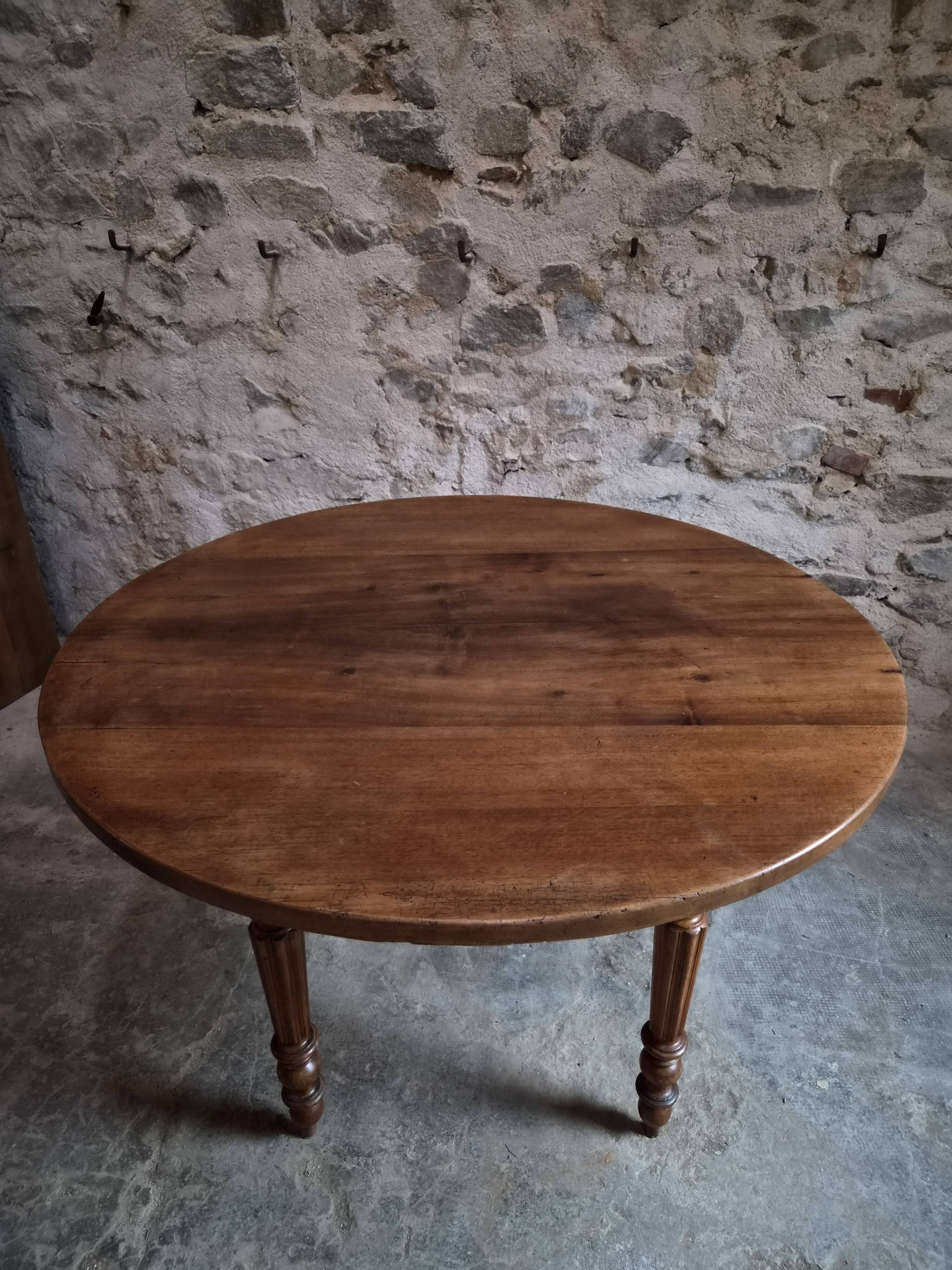 French antique round dining table in walnut, circa 1880–1900.