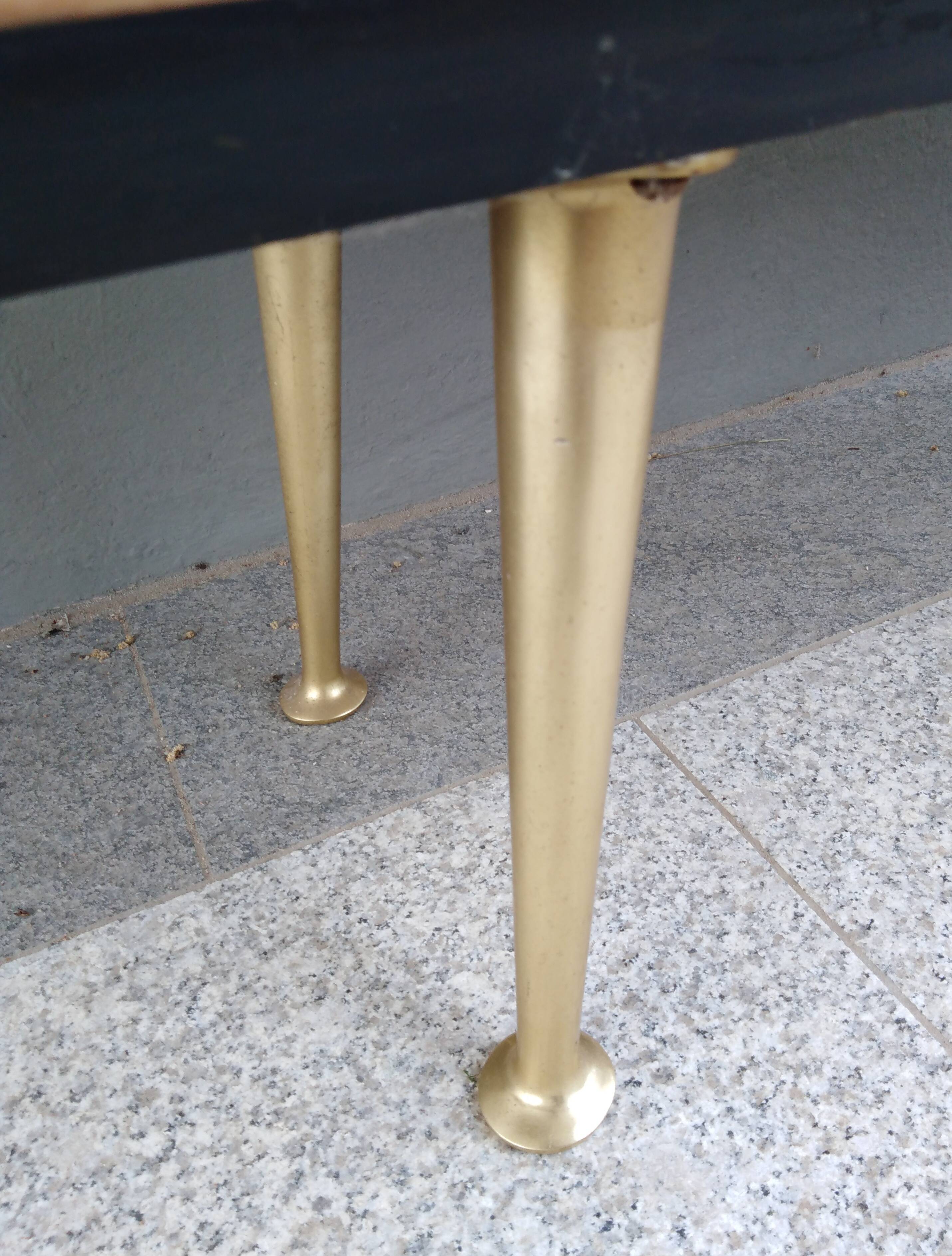 armoire décorative du milieu du siècle avec pieds en laiton