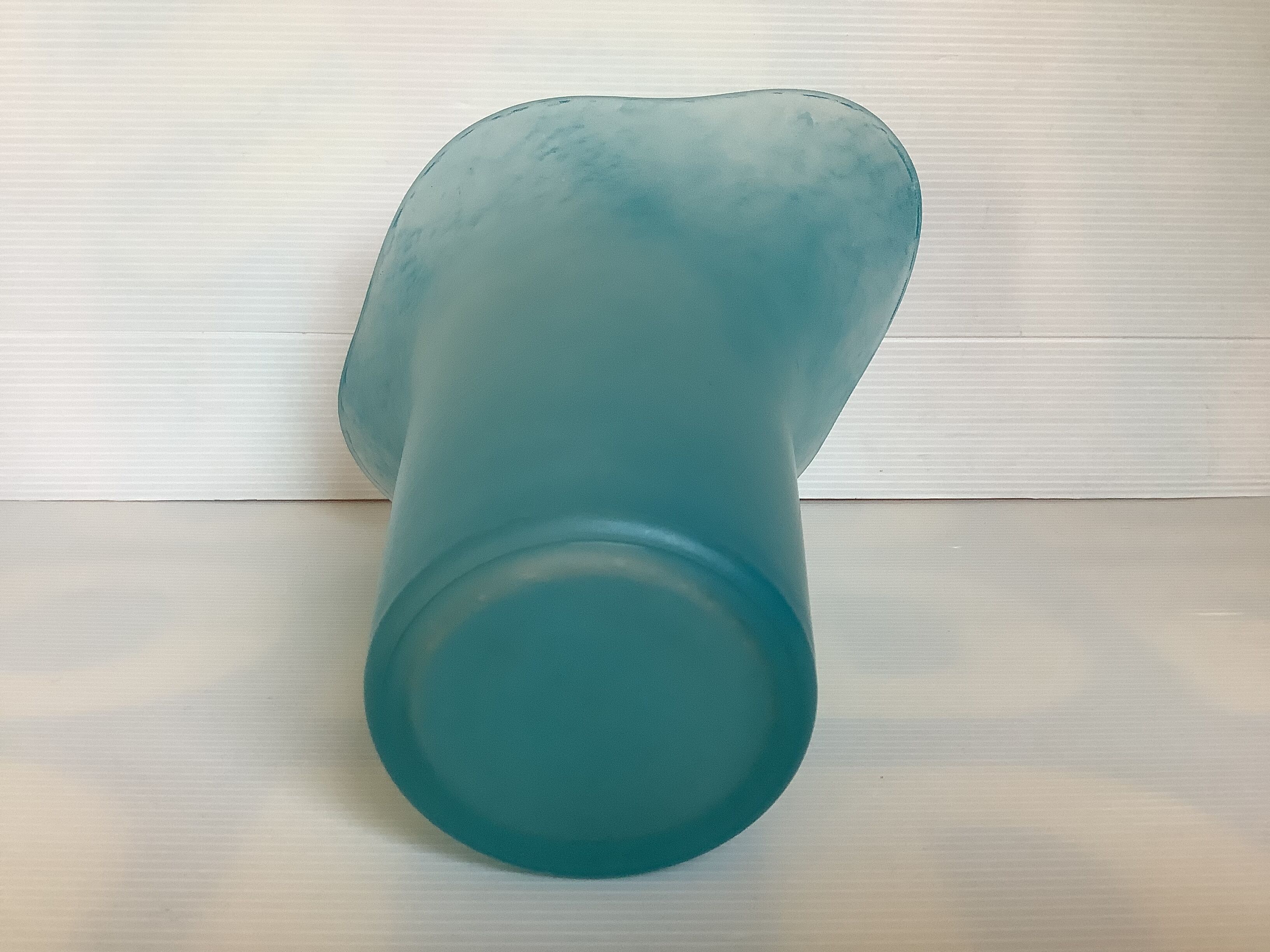 Vase corolla blue glass paste