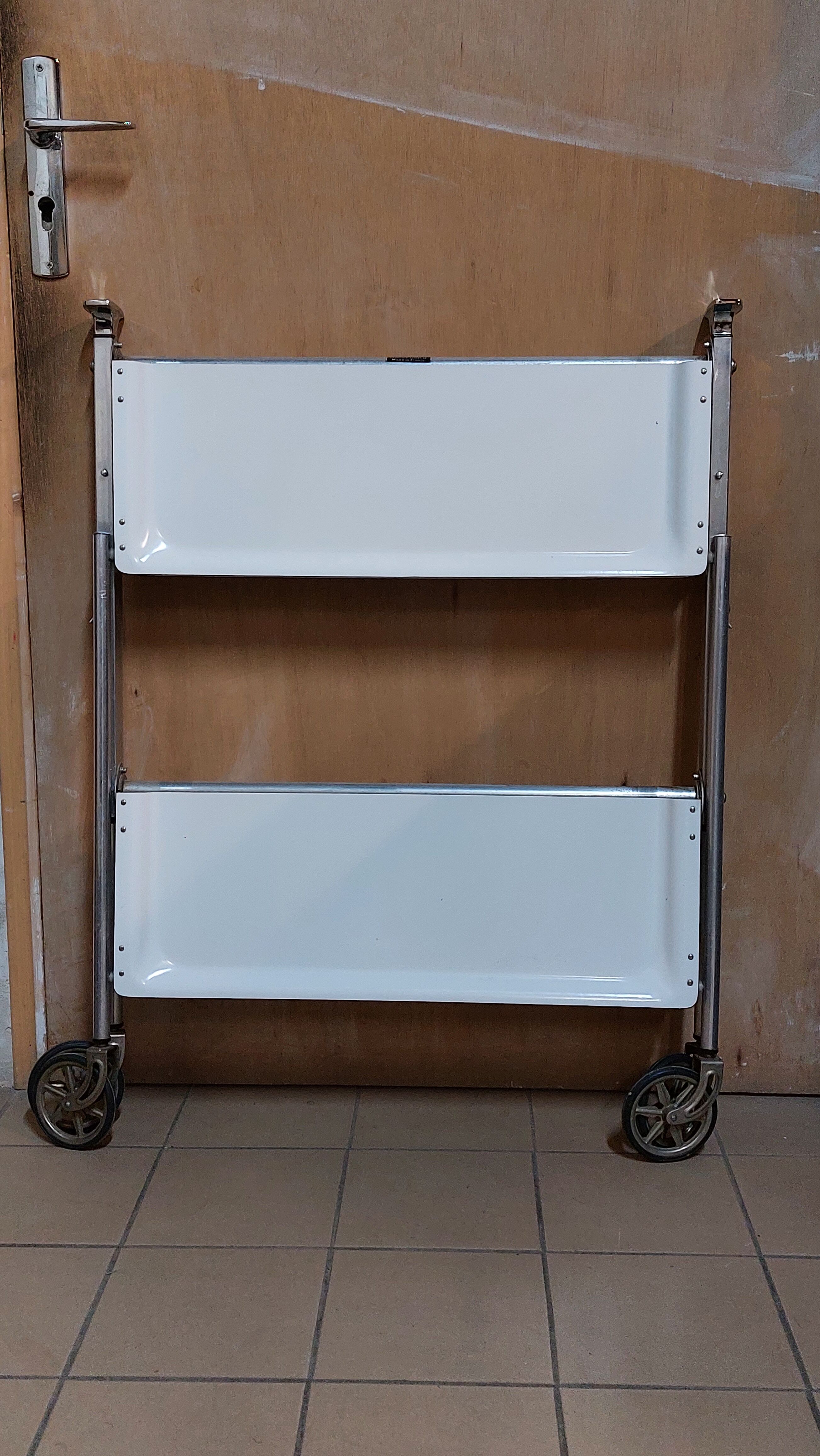 Folding tray with vintage wheels Textable in white formica